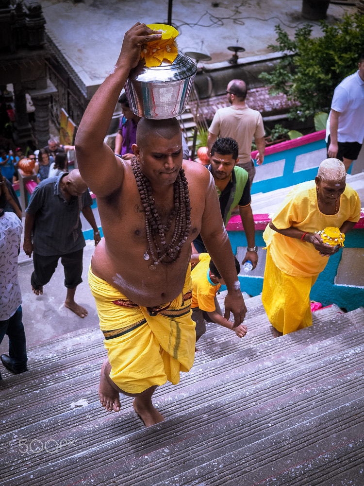 Olympus OM-D E-M10 + Olympus M.Zuiko Digital ED 12-40mm F2.8 Pro sample photo. Hindu worshipper photography