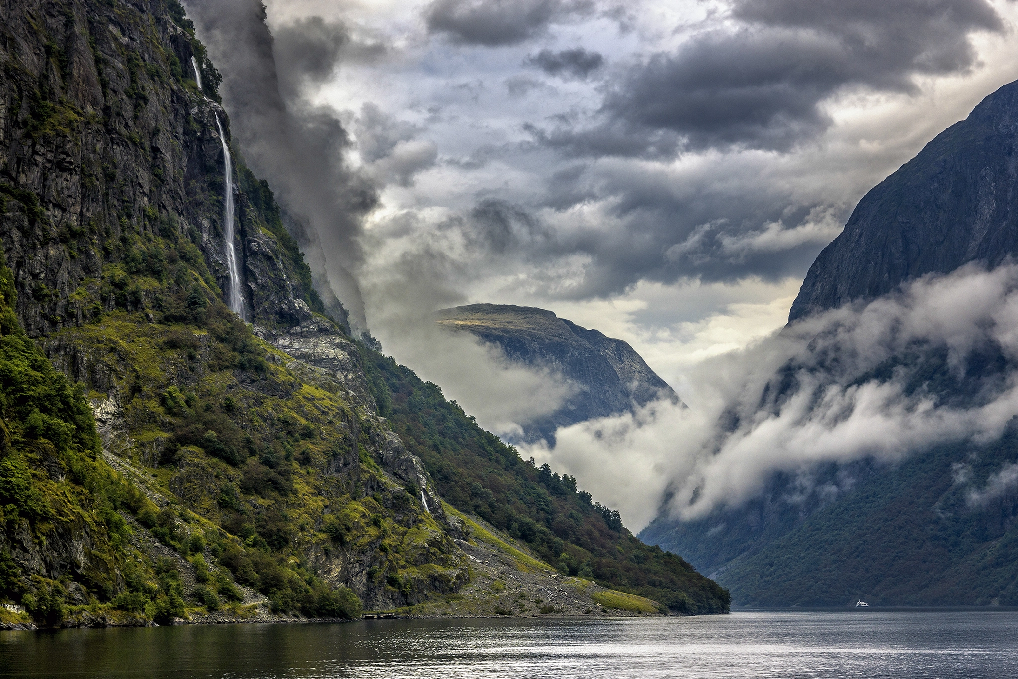 Sony SLT-A65 (SLT-A65V) + 17-50mm F2.8 sample photo. The fjord near gudvangen. photography