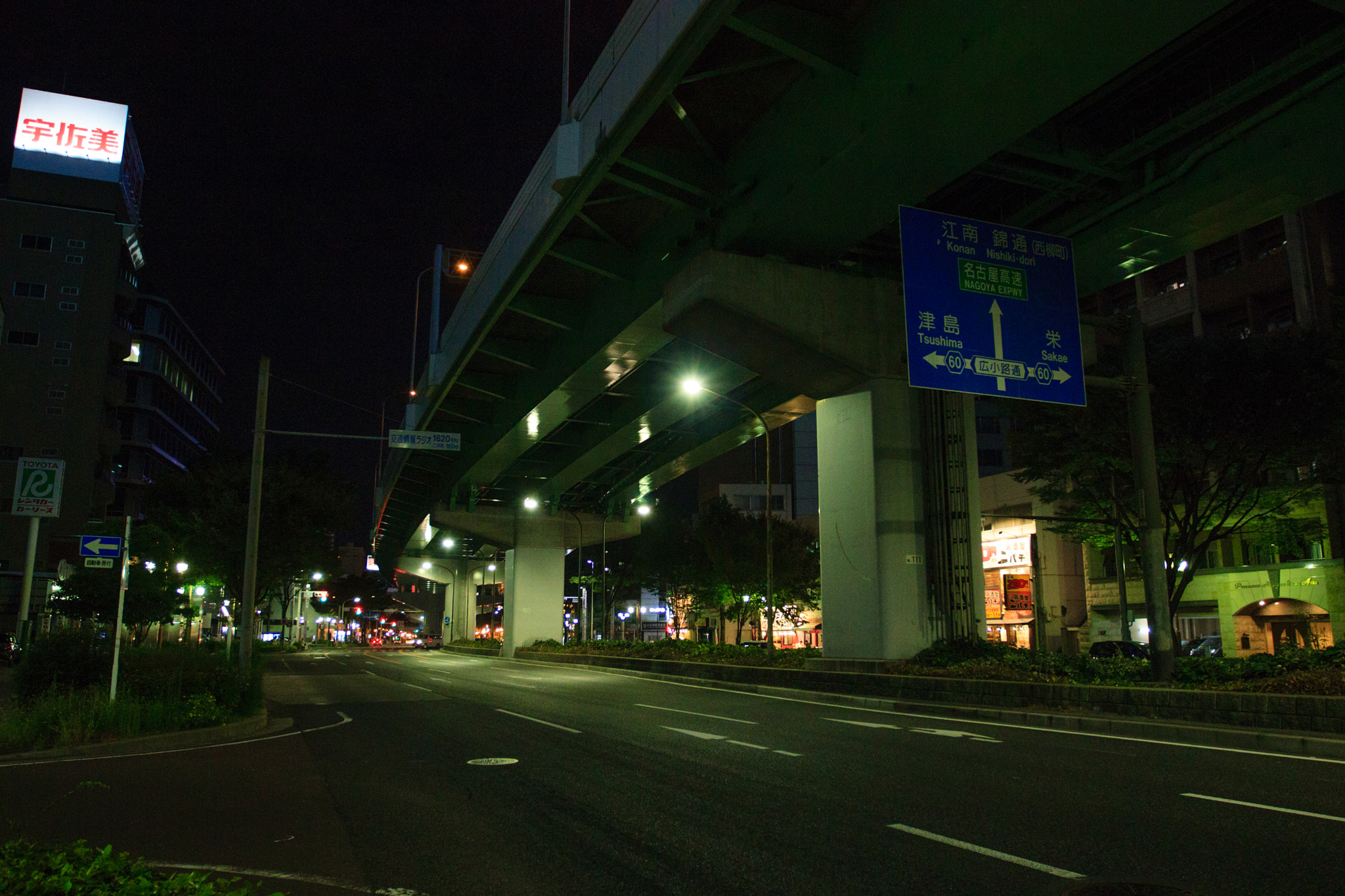 Canon EOS 600D (Rebel EOS T3i / EOS Kiss X5) + Canon EF 16-35mm F2.8L II USM sample photo. Night road photography