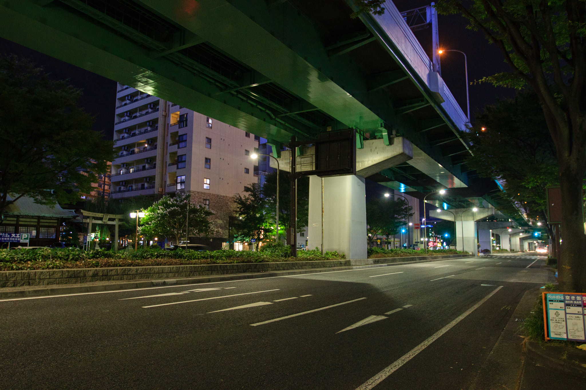 Canon EF 16-35mm F2.8L II USM sample photo. Sous la route photography