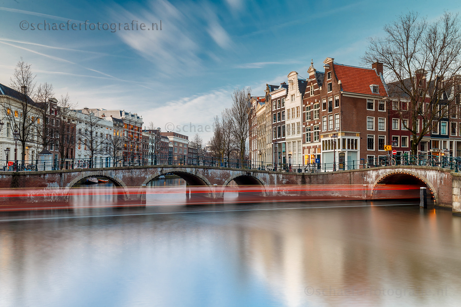 Canon EF 16-35mm F4L IS USM sample photo. Tour boat through the amsterdam canal photography