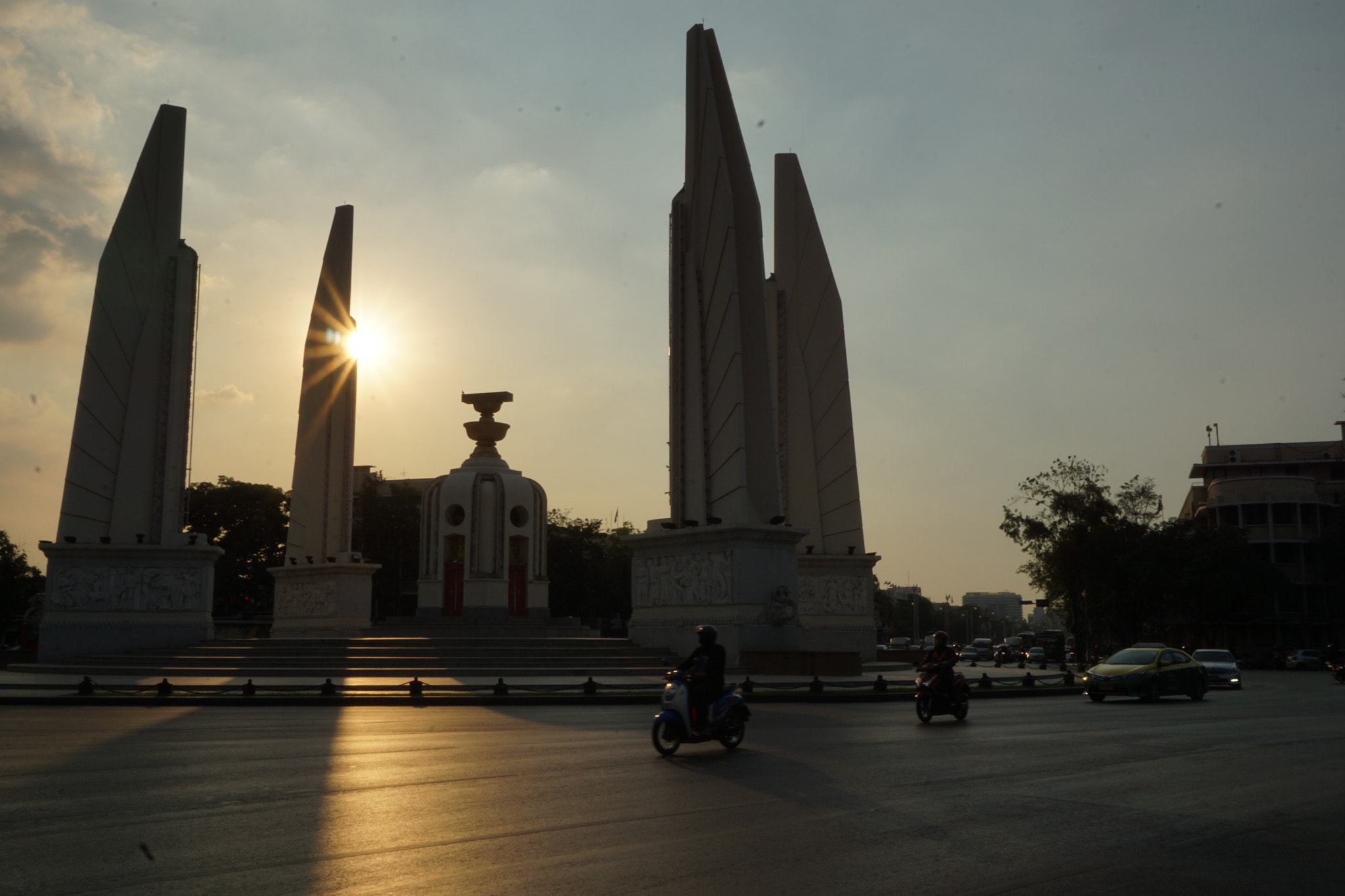 Sony a5100 + Sony E 18-50mm F4-5.6 sample photo. Democracy monument, photography