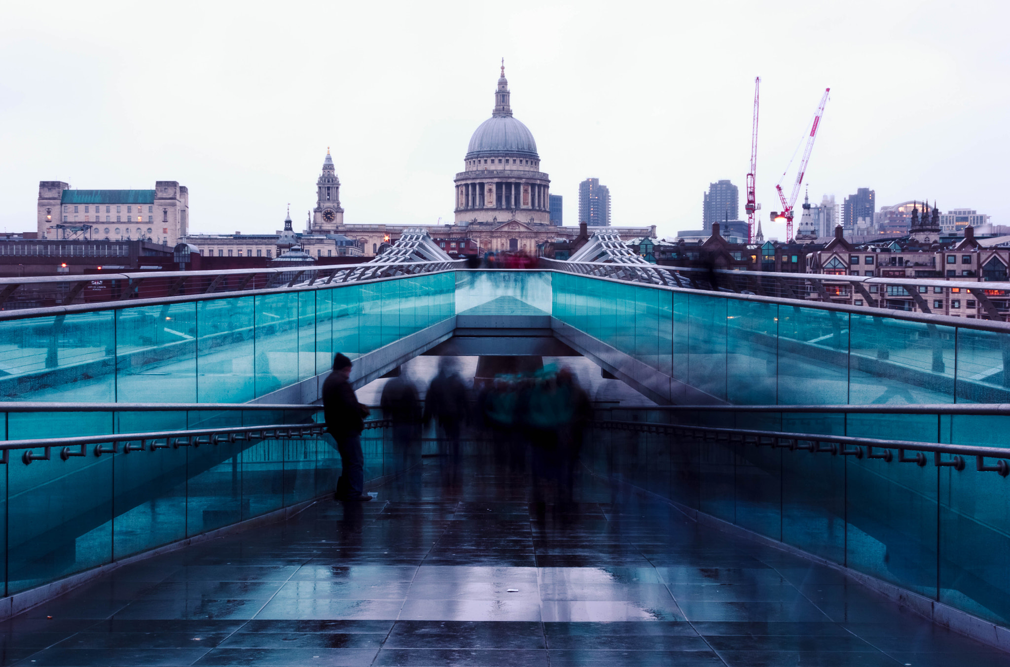 Canon EOS 550D (EOS Rebel T2i / EOS Kiss X4) sample photo. Millennium bridge photography