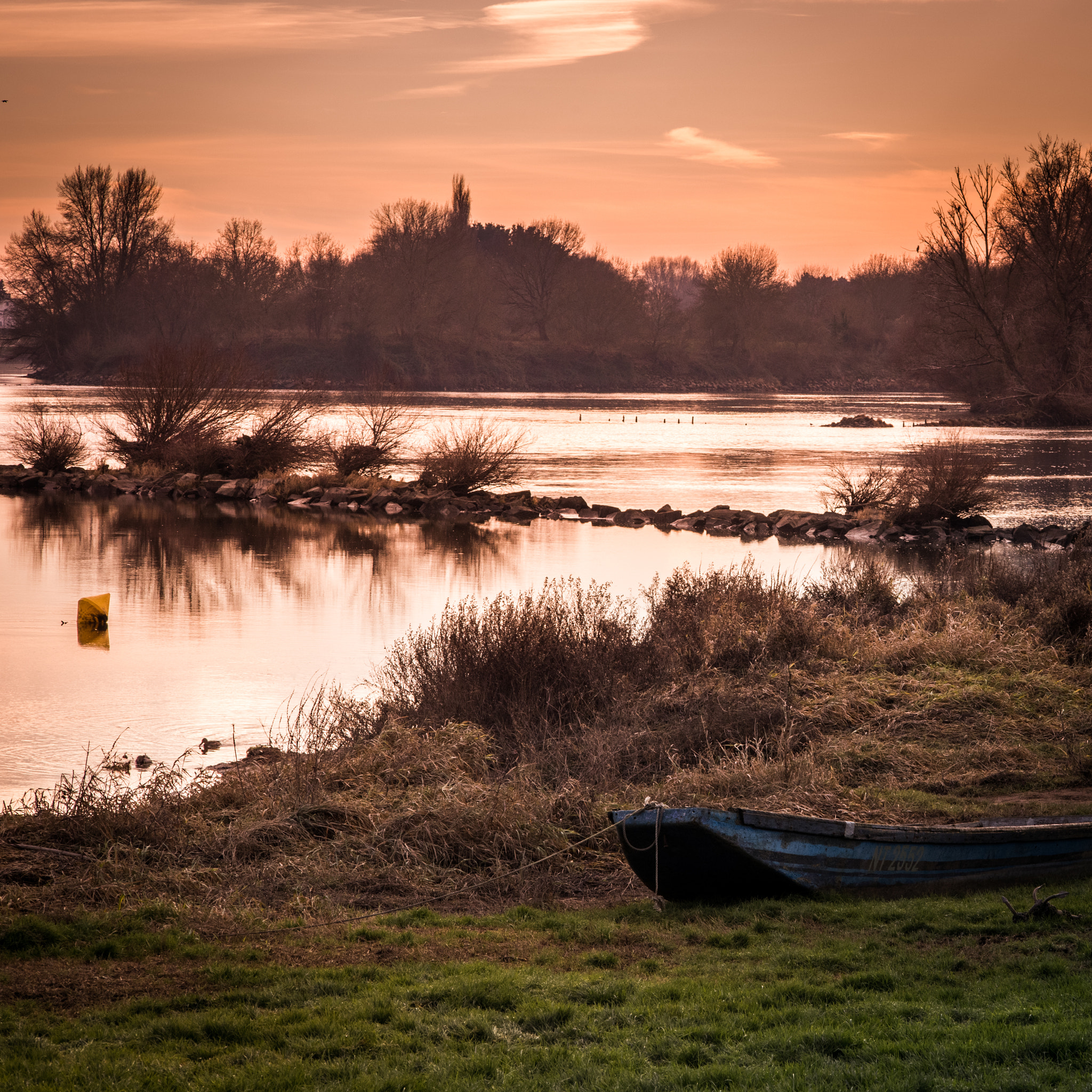 AF Nikkor 70-210mm f/4-5.6D sample photo. Bords de loire nocturnes photography