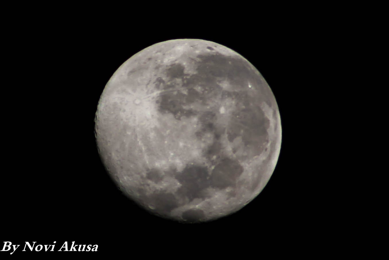 Canon EOS 60D + Tamron AF 70-300mm F4-5.6 Di LD Macro sample photo. Moon photography