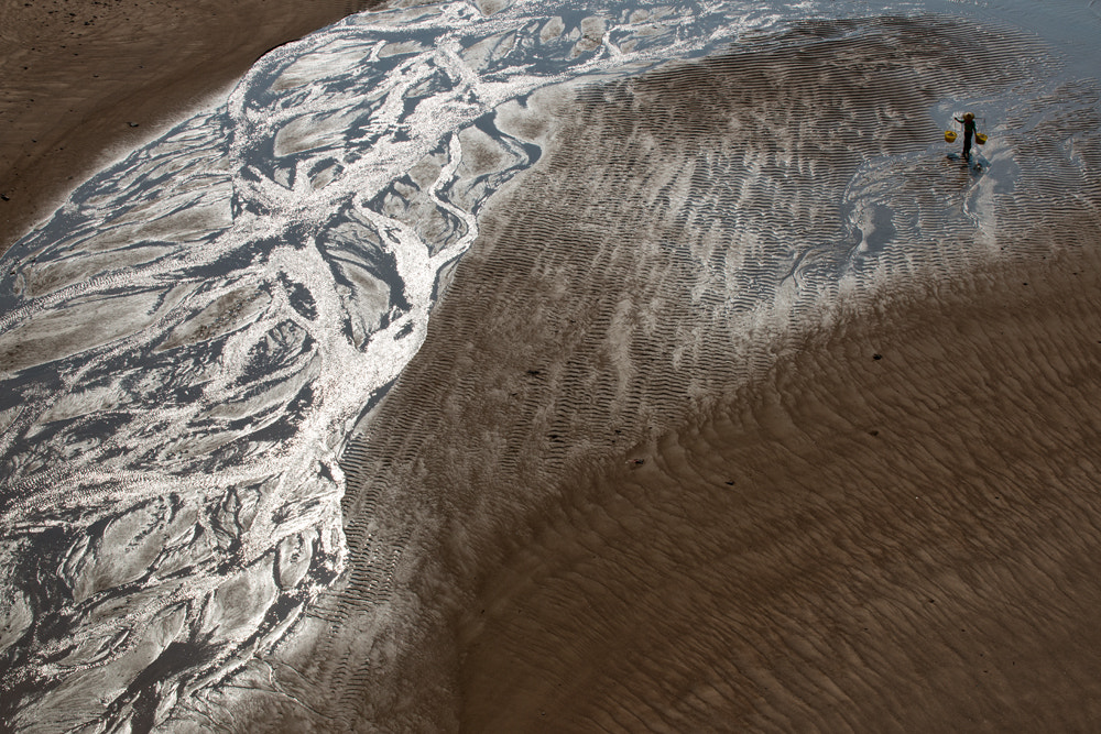 AF-S Zoom-Nikkor 80-200mm f/2.8D IF-ED sample photo. Fishermen in mudflat photography
