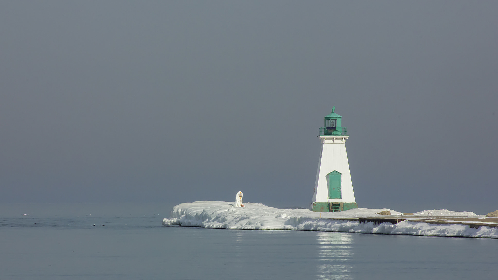 Canon EOS 550D (EOS Rebel T2i / EOS Kiss X4) + EF75-300mm f/4-5.6 sample photo. Port dalhousie lighthouse in winter photography
