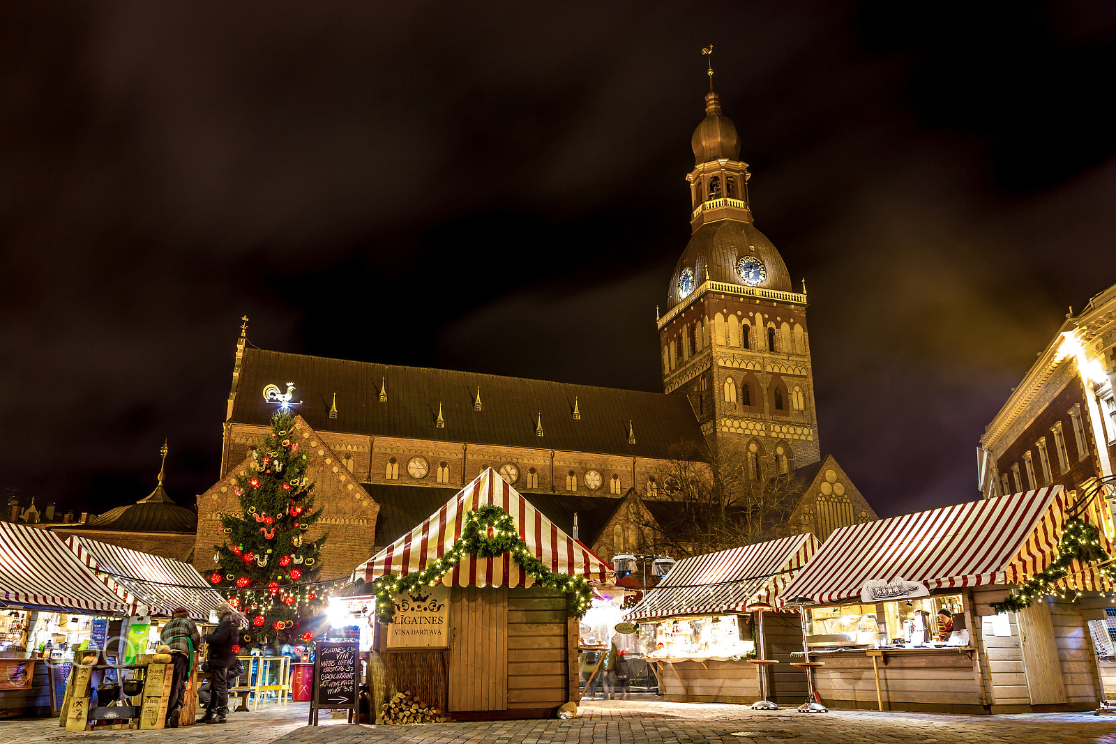 Canon EOS 550D (EOS Rebel T2i / EOS Kiss X4) + Sigma 17-70mm F2.8-4 DC Macro OS HSM sample photo. Riga dom at christmas time photography