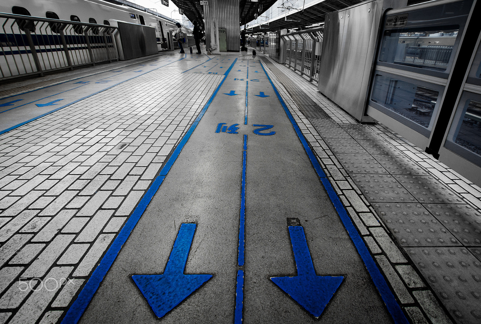 Nikon D5100 sample photo. Waiting line for the shinkansen photography