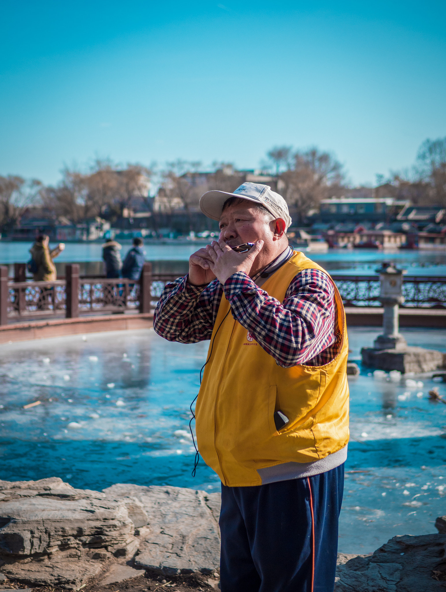Olympus OM-D E-M10 II + Panasonic Leica DG Summilux 25mm F1.4 II ASPH sample photo. Harmonica photography