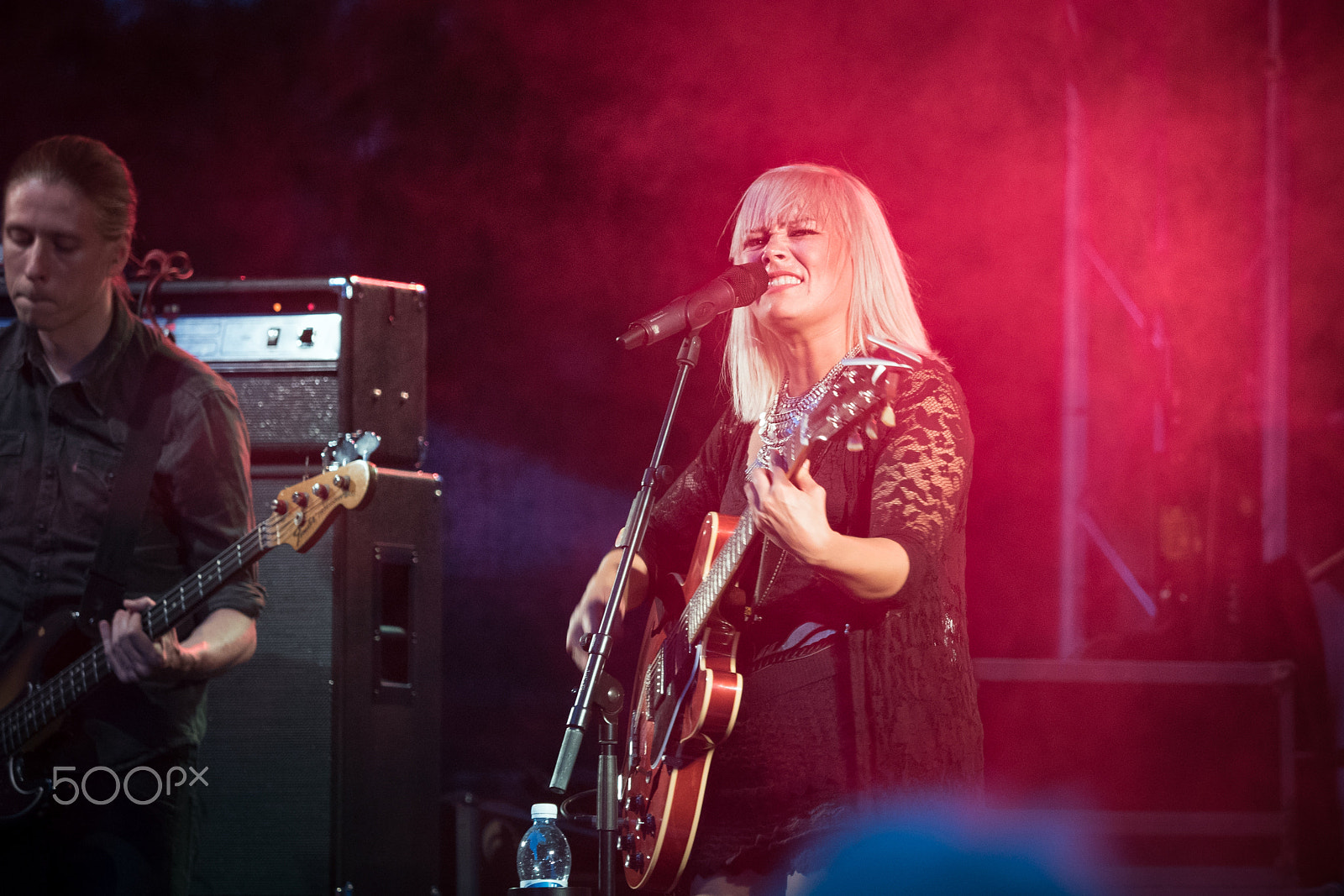 Olympus OM-D E-M5 II + Olympus M.Zuiko Digital ED 40-150mm F2.8 Pro sample photo. Lady and guitar photography