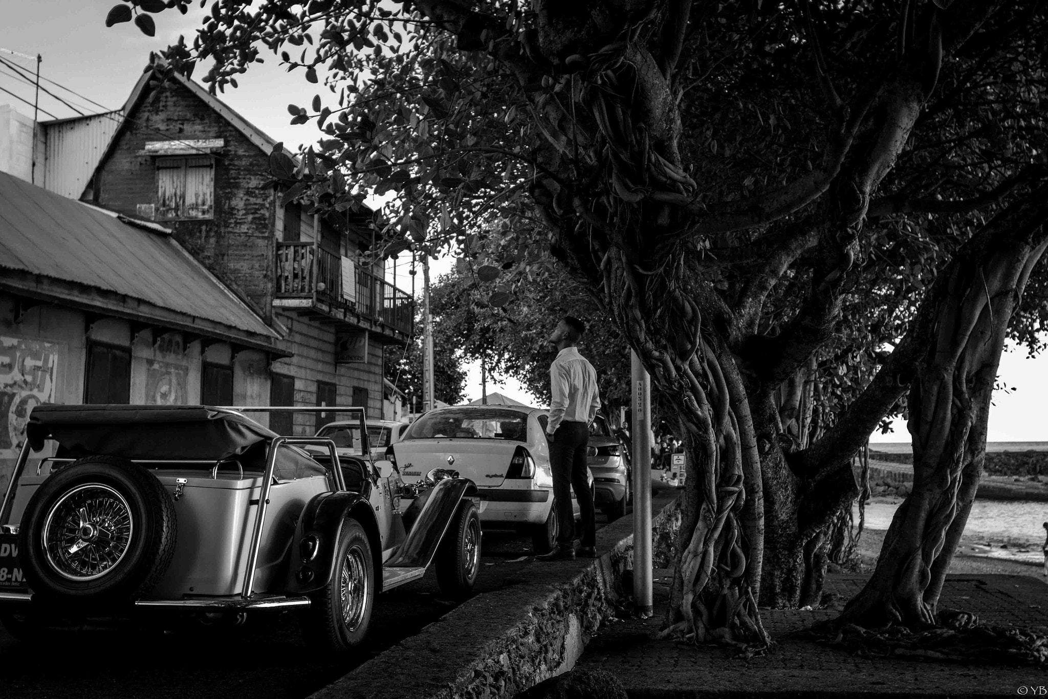Canon EF 17-35mm f/2.8L + 1.4x sample photo. Terre-sainte main street photography