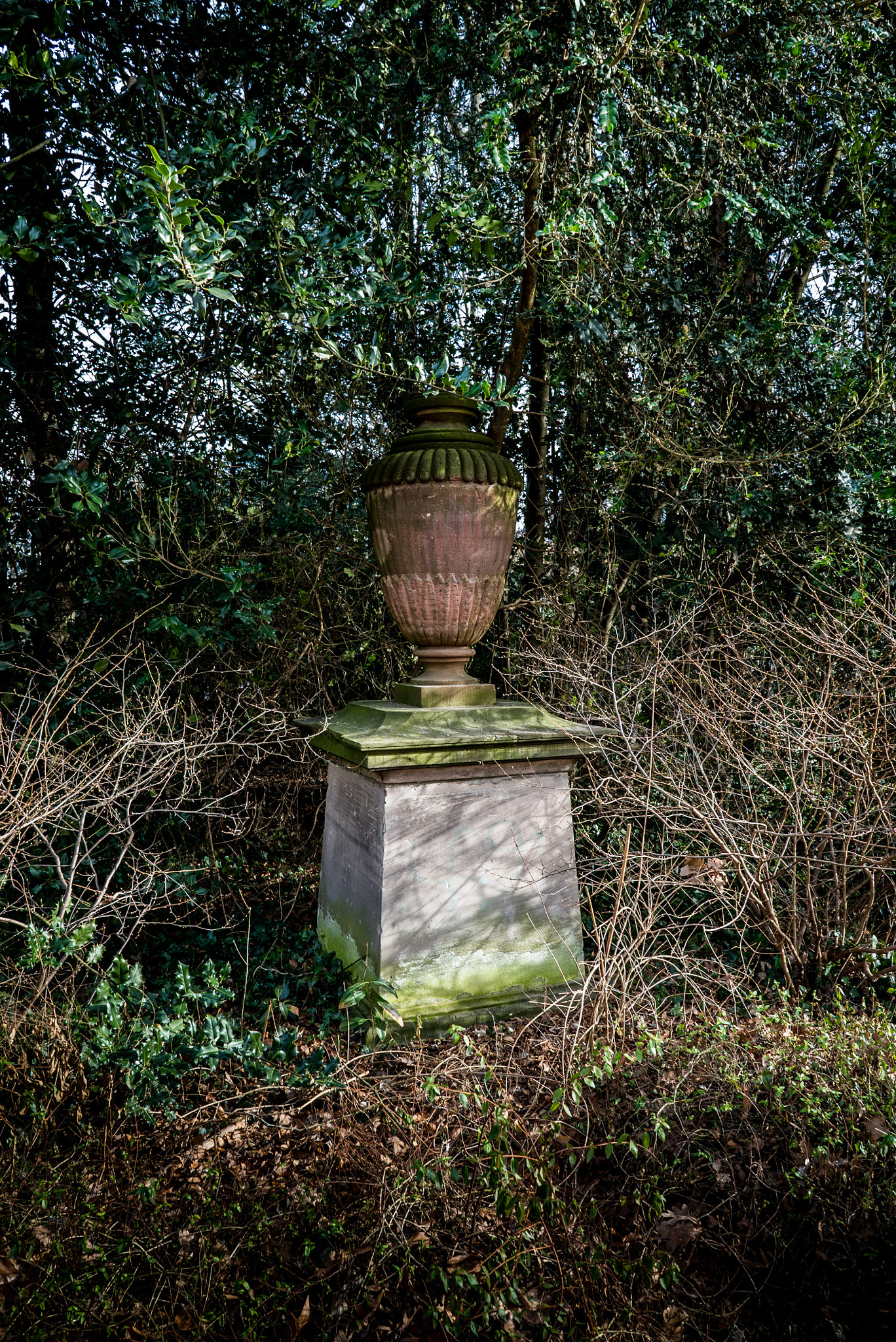 Sony FE 28mm F2 sample photo. Urn photography