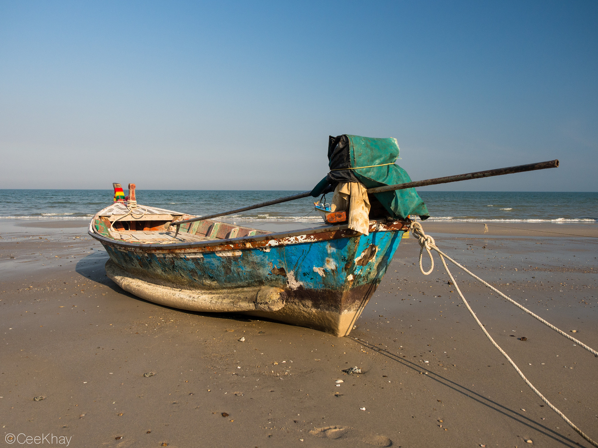 Olympus OM-D E-M10 + Olympus M.Zuiko Digital ED 12-40mm F2.8 Pro sample photo. Boat on the beach photography