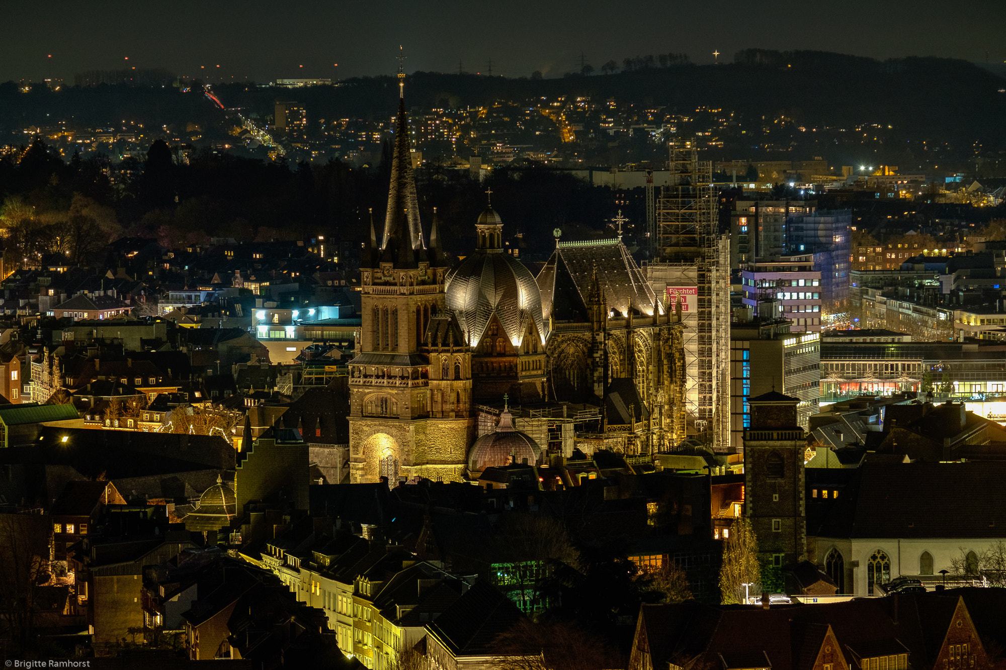 Fujifilm X-E2 + Fujifilm XF 55-200mm F3.5-4.8 R LM OIS sample photo. Aachener dom bei nacht photography