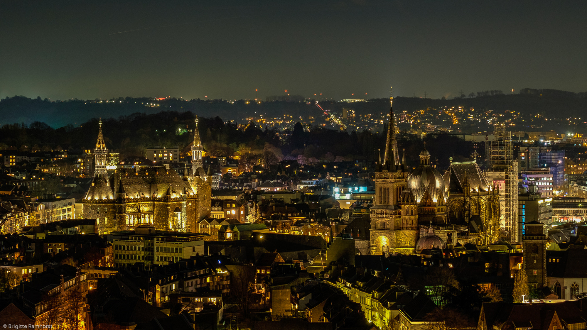 Fujifilm X-E2 + Fujifilm XF 55-200mm F3.5-4.8 R LM OIS sample photo. Aachener domviertel bei nacht photography