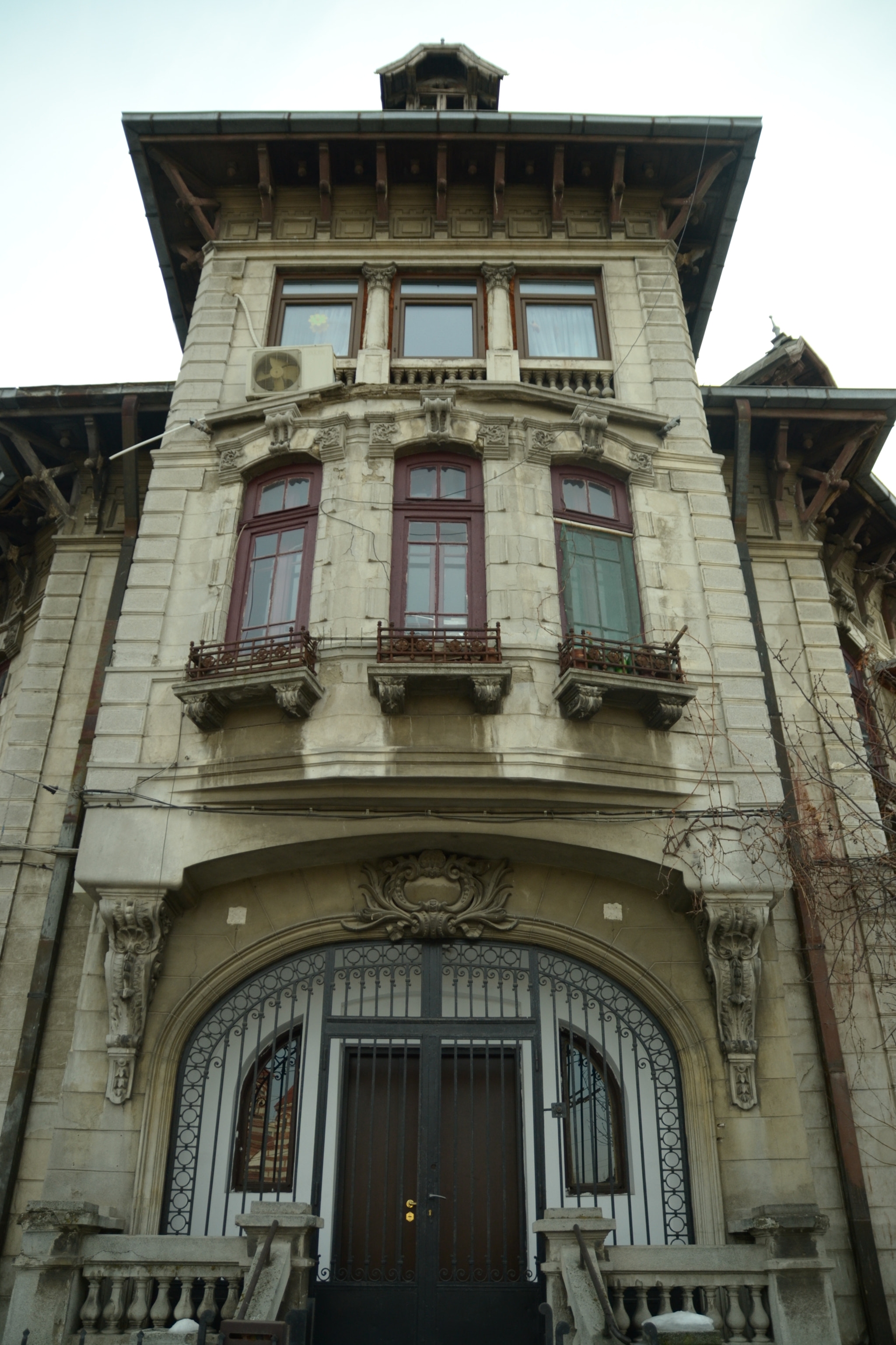 Sigma 17-70mm F2.8-4 DC Macro OS HSM sample photo. Bucharest by foot photography