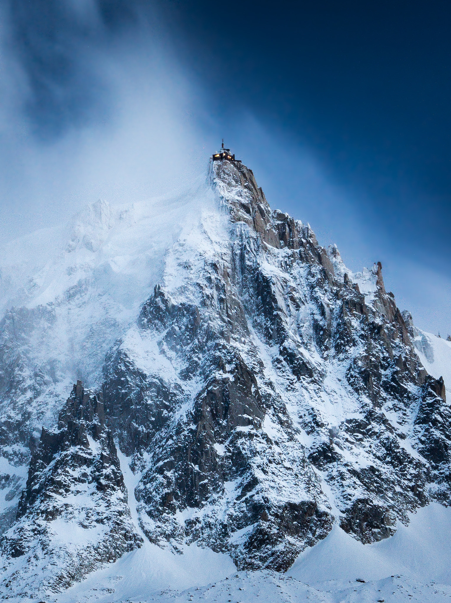 Samsung NX300 + Samsung NX 20-50mm F3.5-5.6 ED sample photo. A light for mountaineers photography
