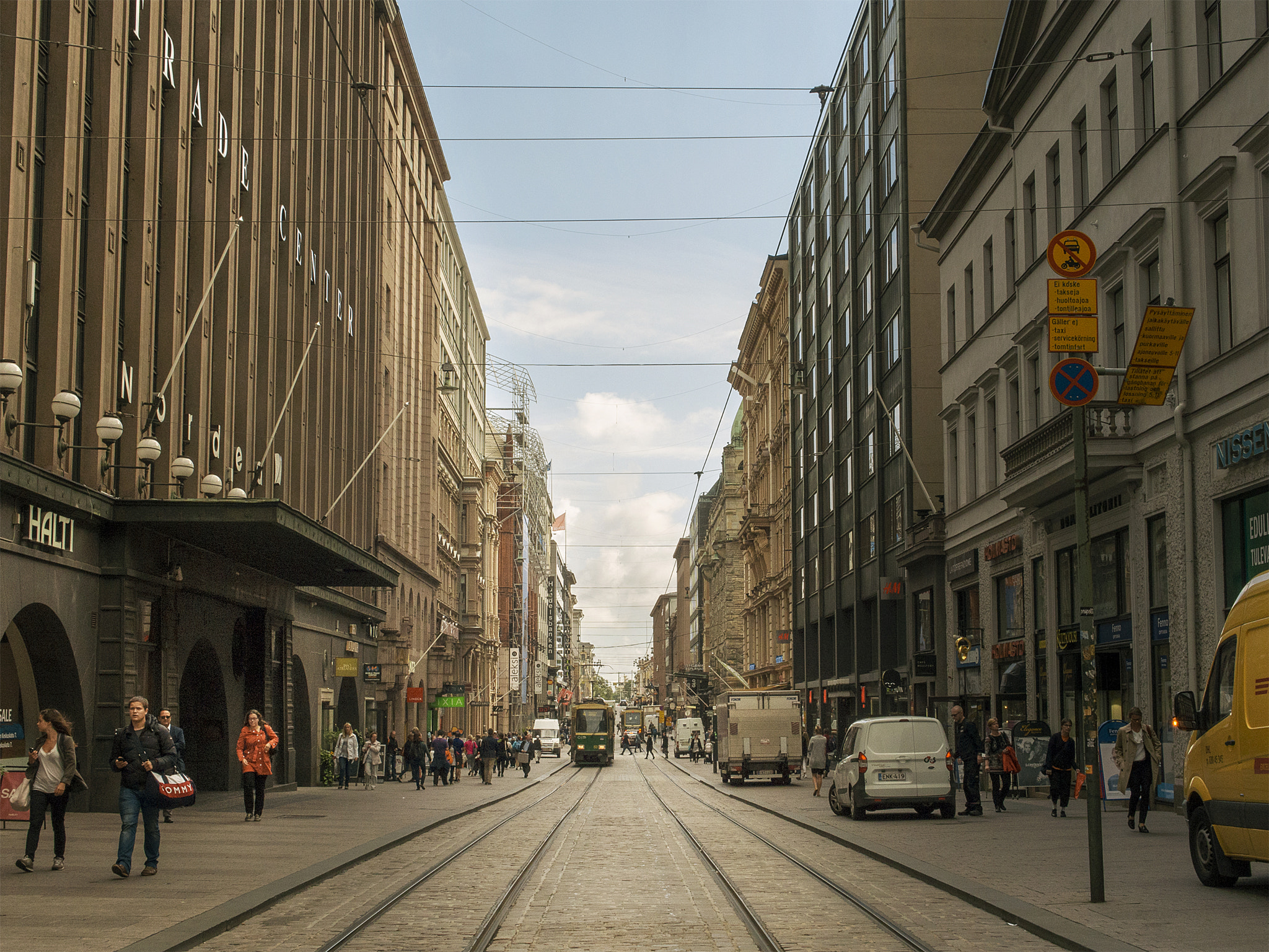 Panasonic Leica DG Summilux 25mm F1.4 II ASPH sample photo. Centre of the city photography