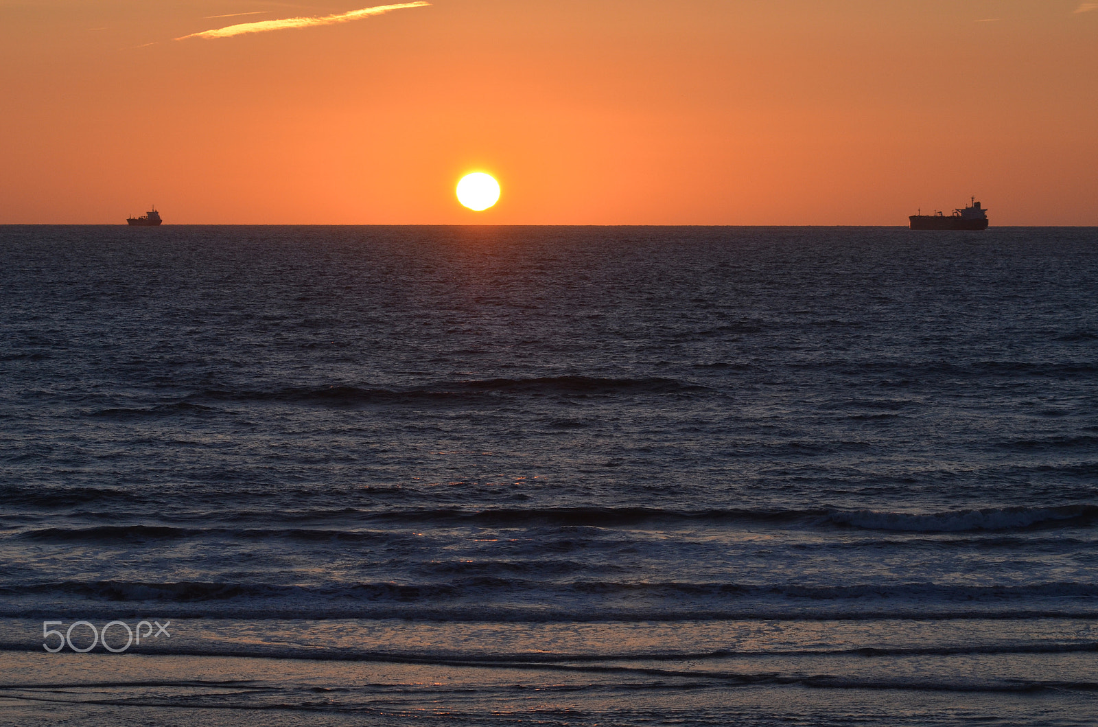 AF Zoom-Nikkor 70-210mm f/4 sample photo. Two ships and the sun photography