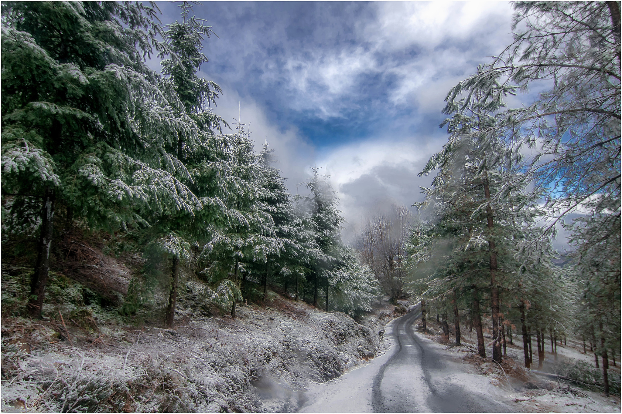 Nikon D5300 + Tokina AT-X 12-28mm F4 Pro DX sample photo. Starting to snow in gorbea photography