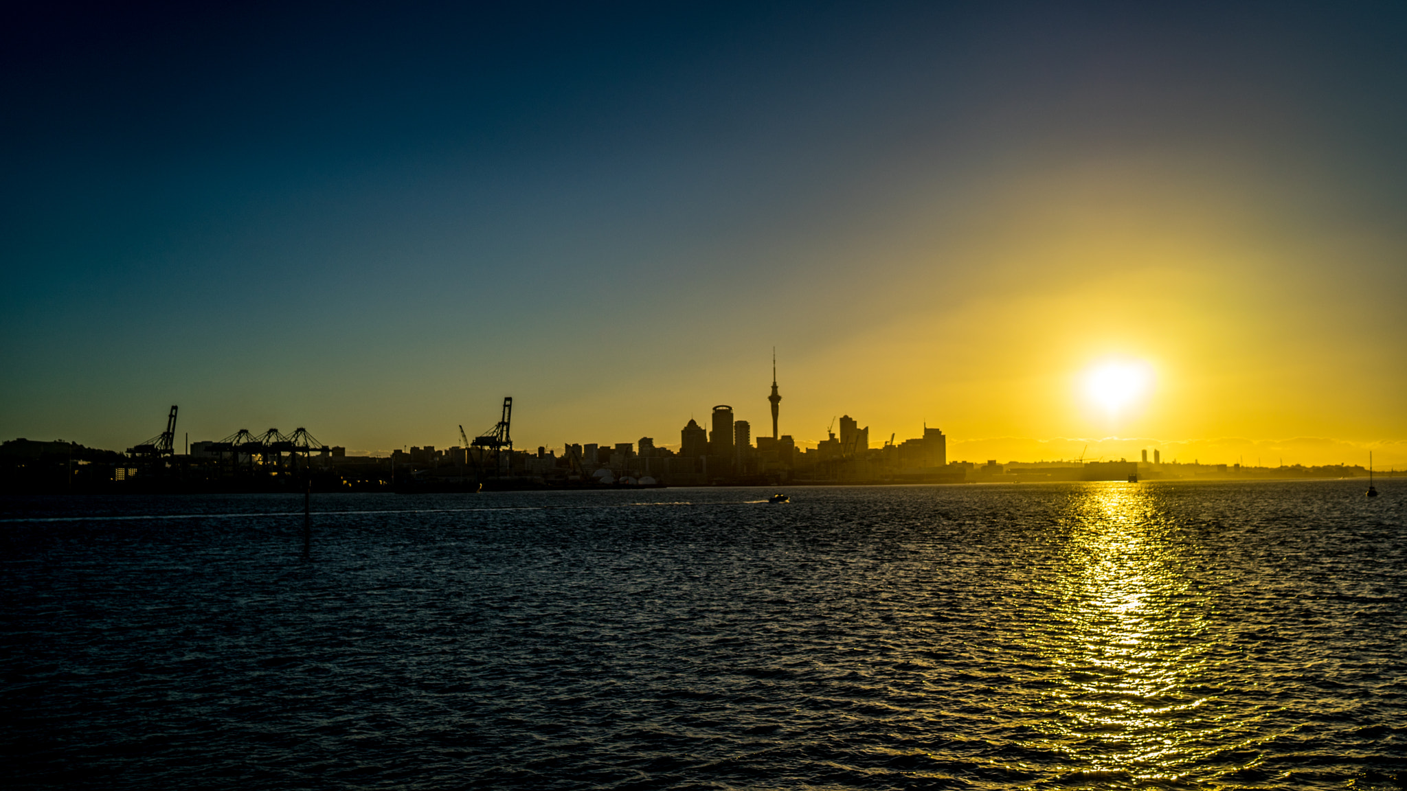 Sony a7 + Sony Distagon T* FE 35mm F1.4 ZA sample photo. Sunset over auckland city photography
