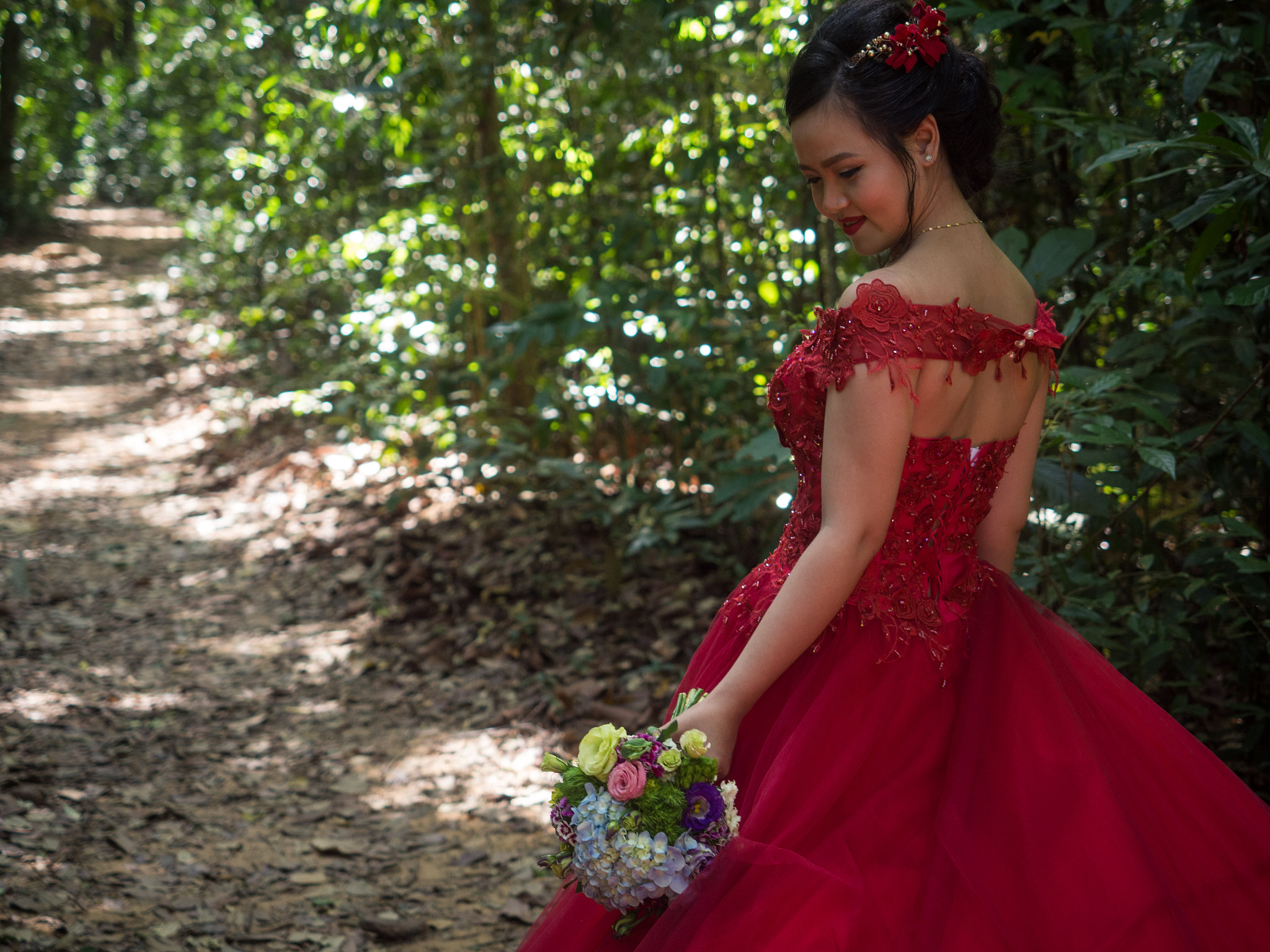 Olympus OM-D E-M10 II + Olympus M.Zuiko Digital ED 12-40mm F2.8 Pro sample photo. Wedding in the jungle photography