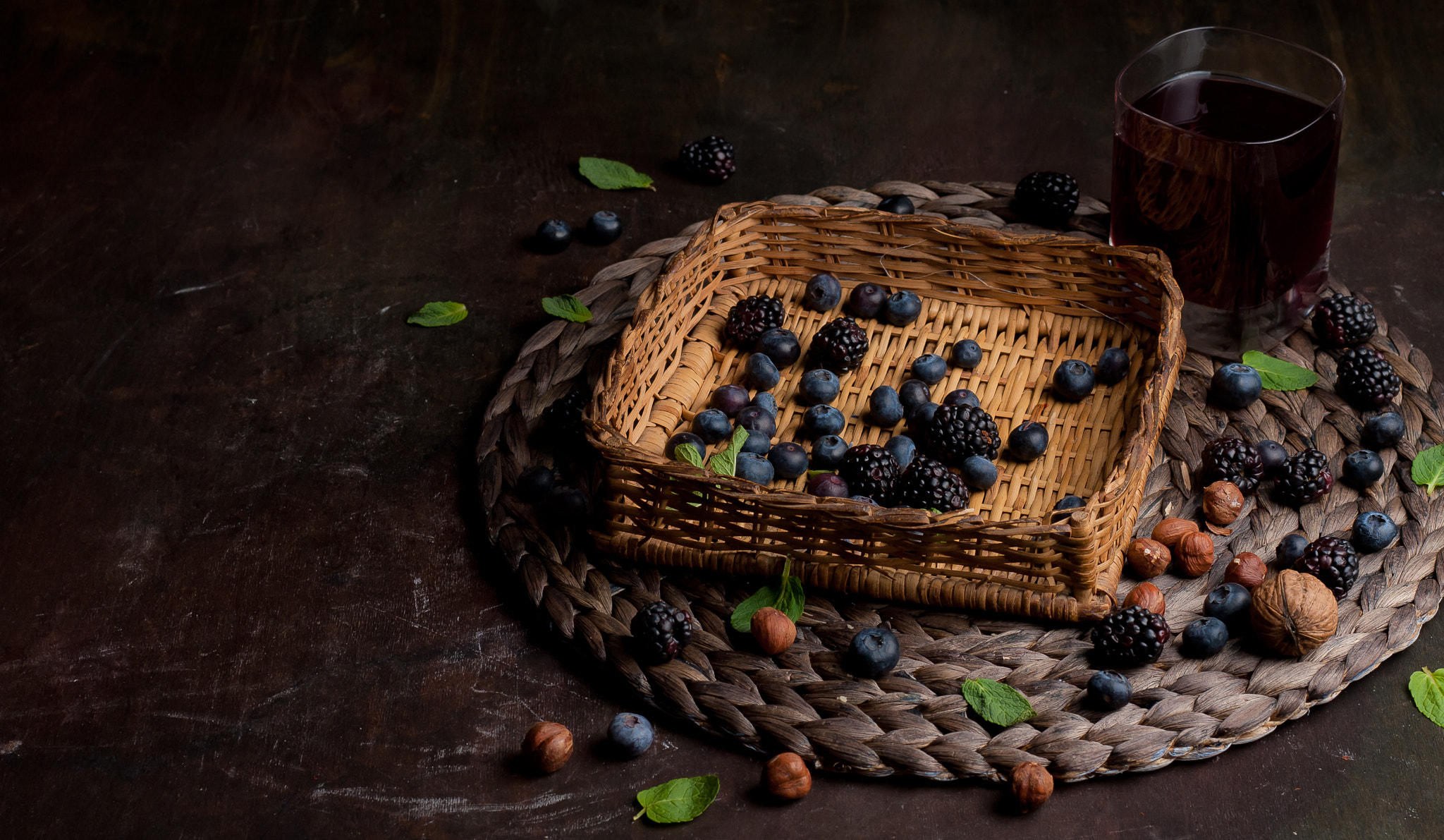 Nikon D200 + Nikon AF Nikkor 50mm F1.4D sample photo. Berries and juice photography