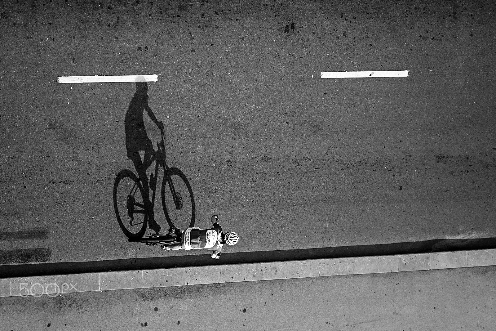 Canon EOS 500D (EOS Rebel T1i / EOS Kiss X3) sample photo. Shadow under wheels. photography