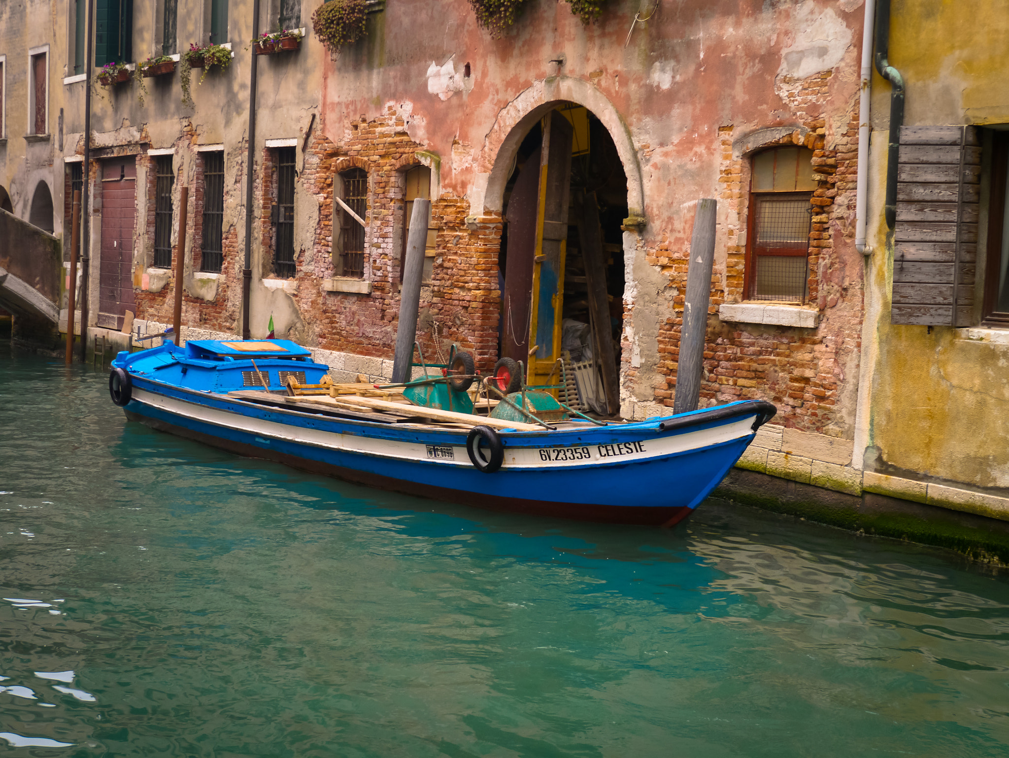 Panasonic Lumix DMC-GX1 + LUMIX G VARIO PZ 14-42/F3.5-5.6 sample photo. Venetian boat photography