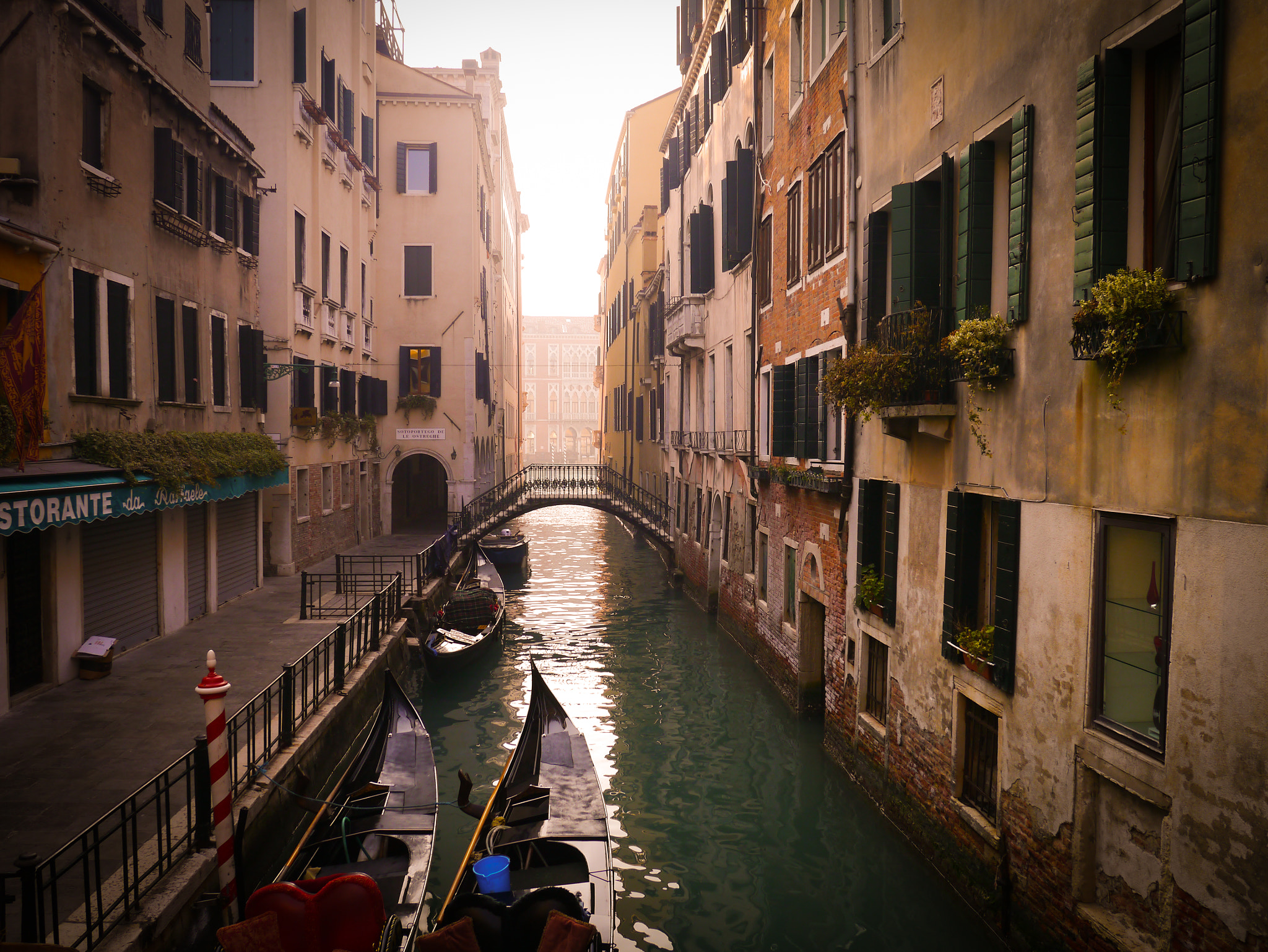 Panasonic Lumix DMC-GX1 + LUMIX G VARIO PZ 14-42/F3.5-5.6 sample photo. Gondolas at sunrise photography