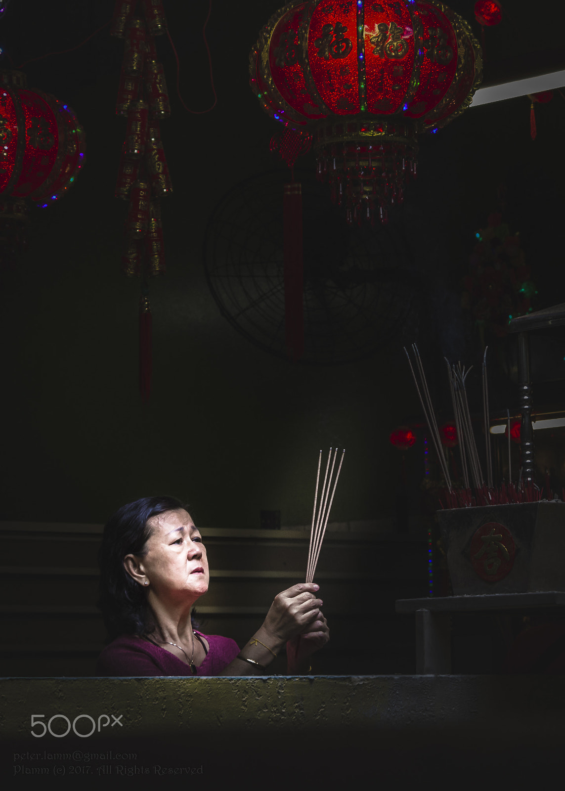 HD Pentax DA 55-300mm F4.0-5.8 ED WR sample photo. Mother prays photography
