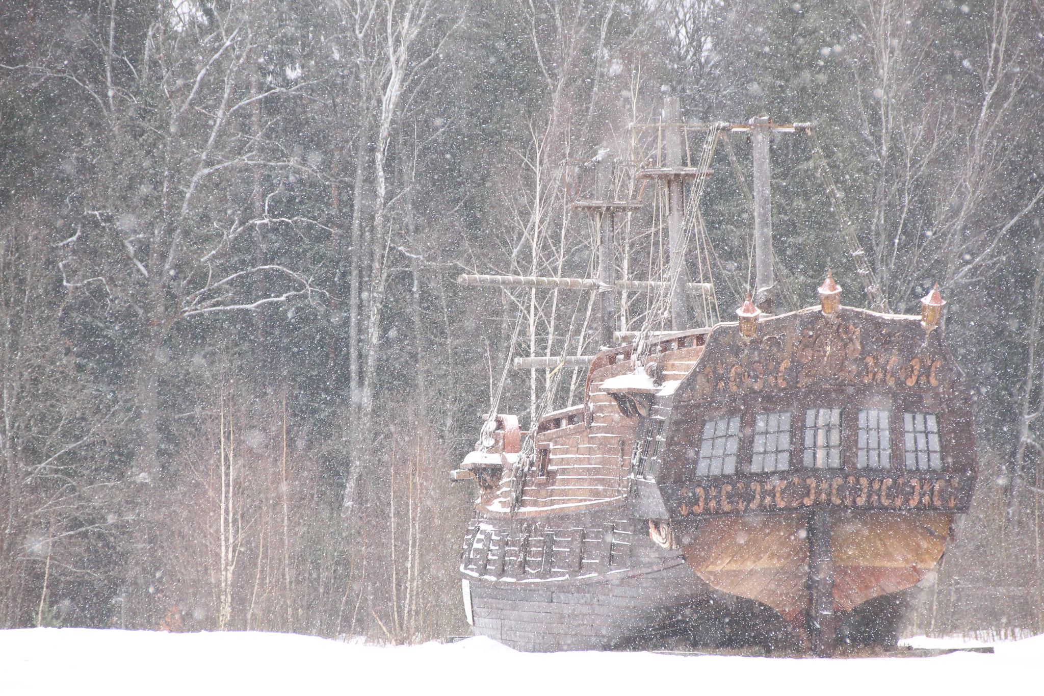 Sigma 18-250mm F3.5-6.3 DC OS HSM sample photo. Sailing in the snowfall photography
