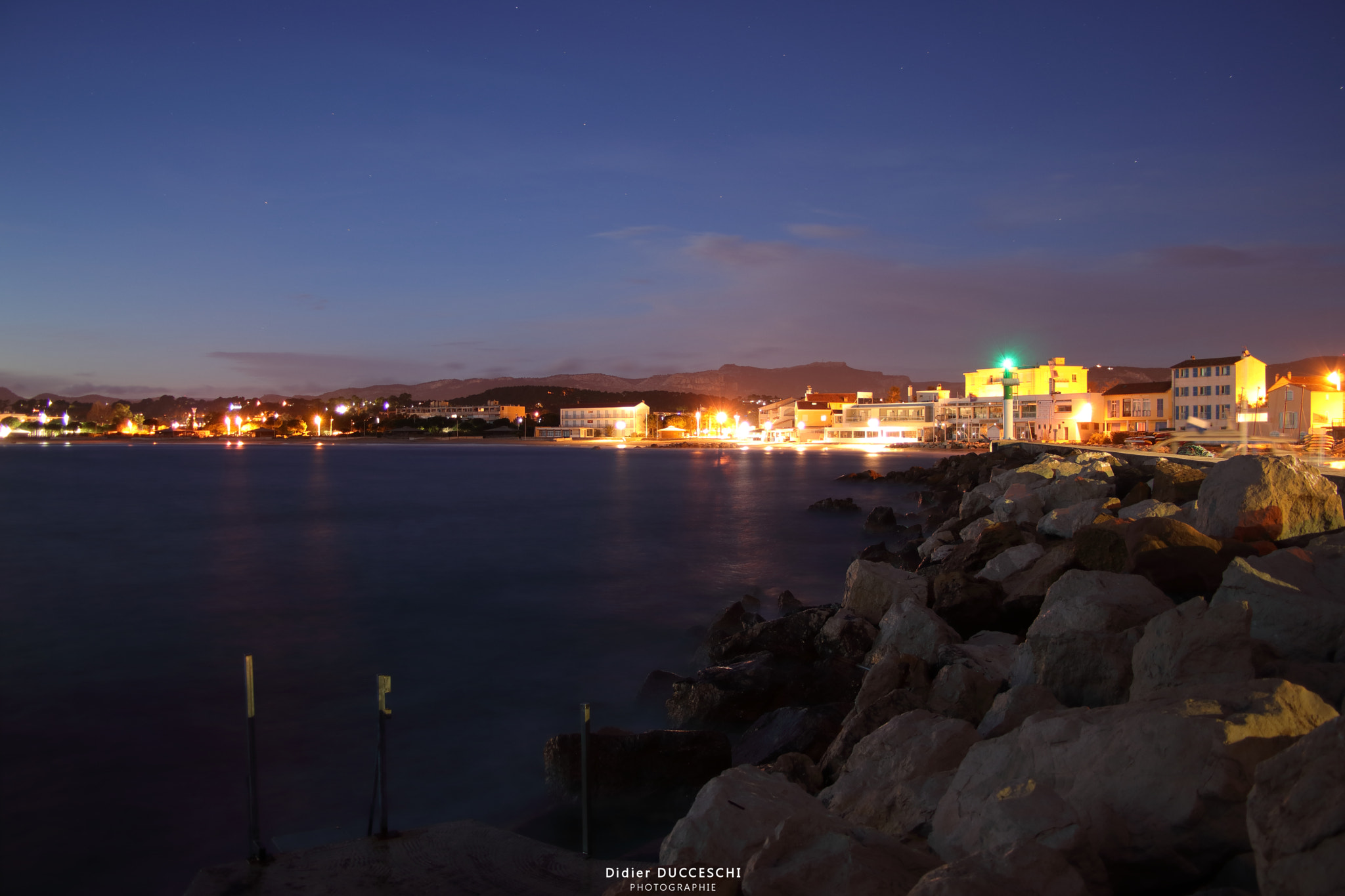 Canon EOS 80D + Sigma 18-50mm f/3.5-5.6 DC sample photo. The night falls on the beach photography