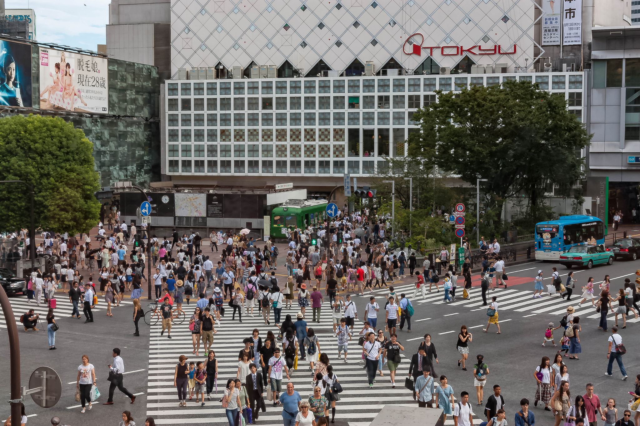 Canon EOS 450D (EOS Rebel XSi / EOS Kiss X2) + Sigma 17-70mm F2.8-4 DC Macro OS HSM sample photo. Shibuya crossing photography