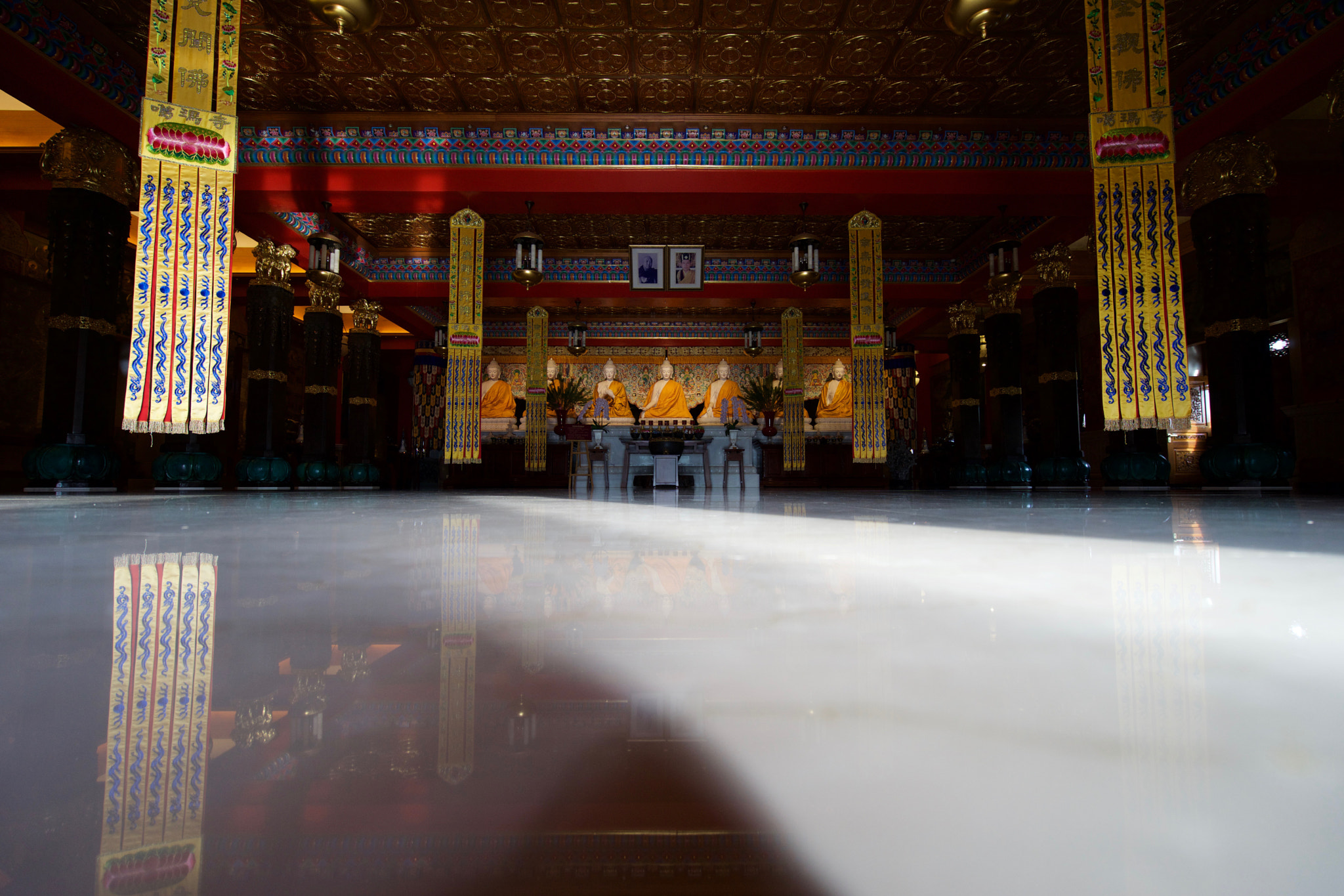 Sony a7 + Sony Vario-Tessar T* FE 16-35mm F4 ZA OSS sample photo. Temple time photography