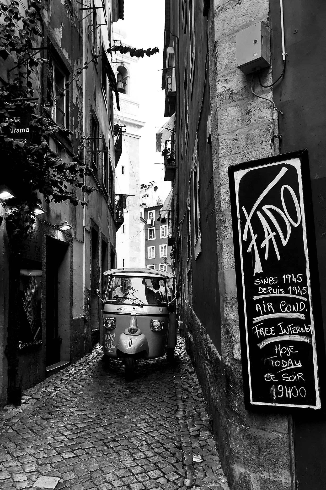 Canon EF 16-35mm F2.8L II USM sample photo. Alfama neighborhood, lisbon, portugal photography