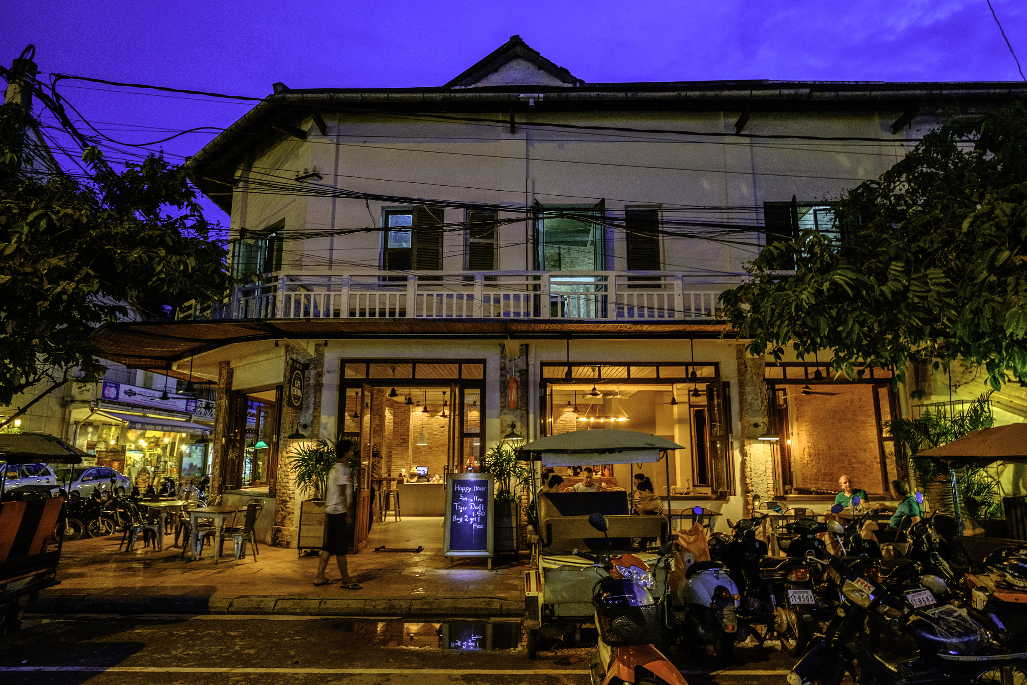 Fujifilm X-E2 + Fujifilm XF 14mm F2.8 R sample photo. Entertaining in cambodia photography