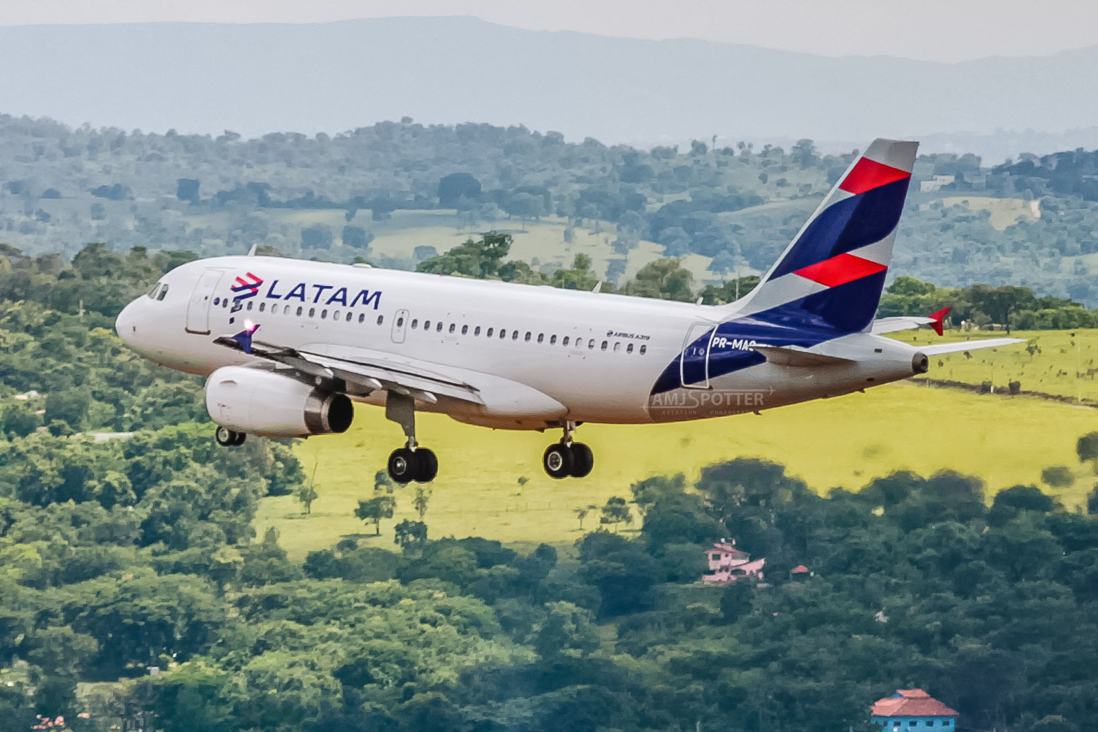 Canon EF 80-200mm F4.5-5.6 II sample photo. Pr-mao latam airlines brasil airbus a319-132 photography