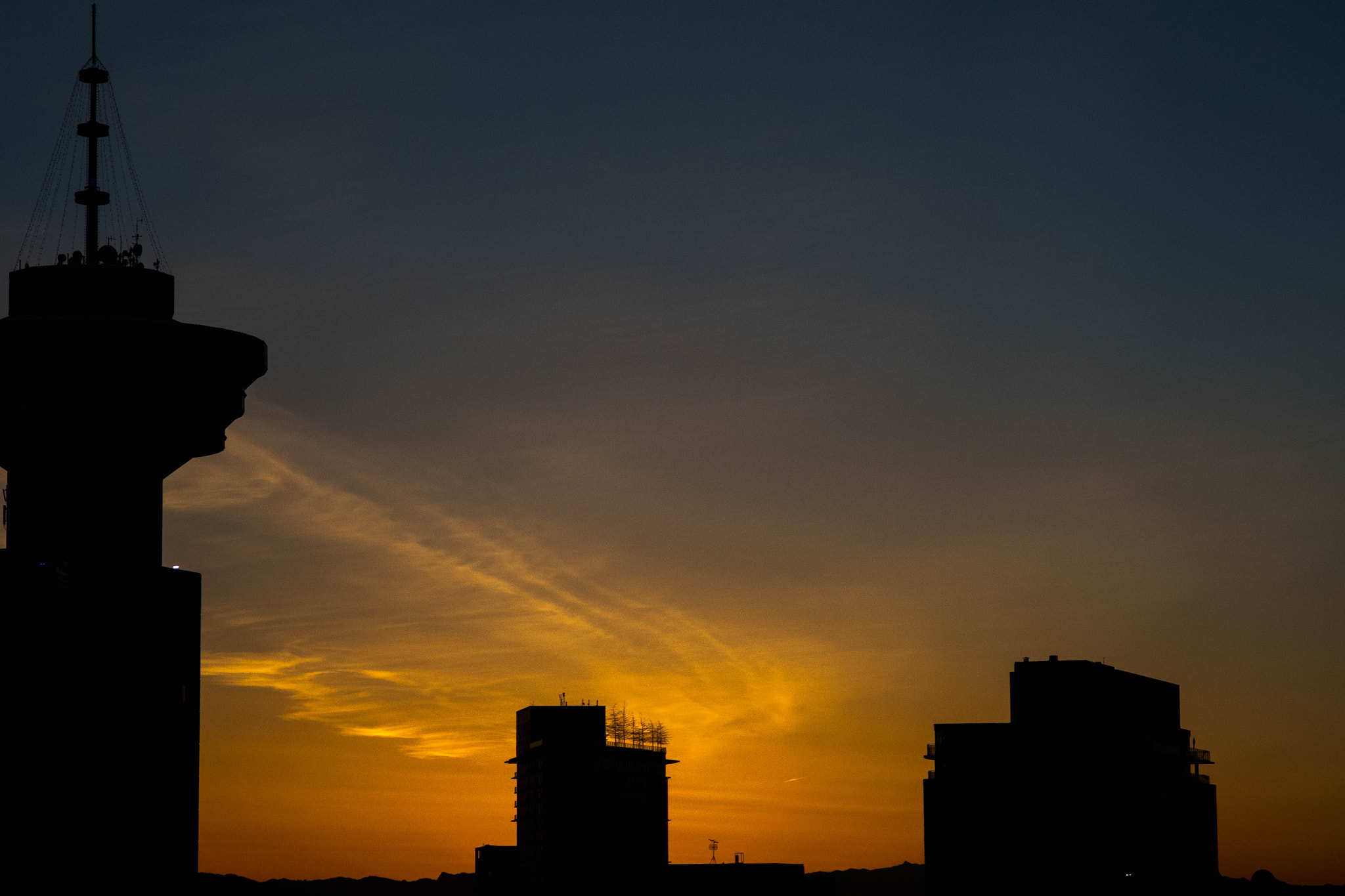 Pentax K-1 sample photo. Dawn light tickling the whispy clouds photography