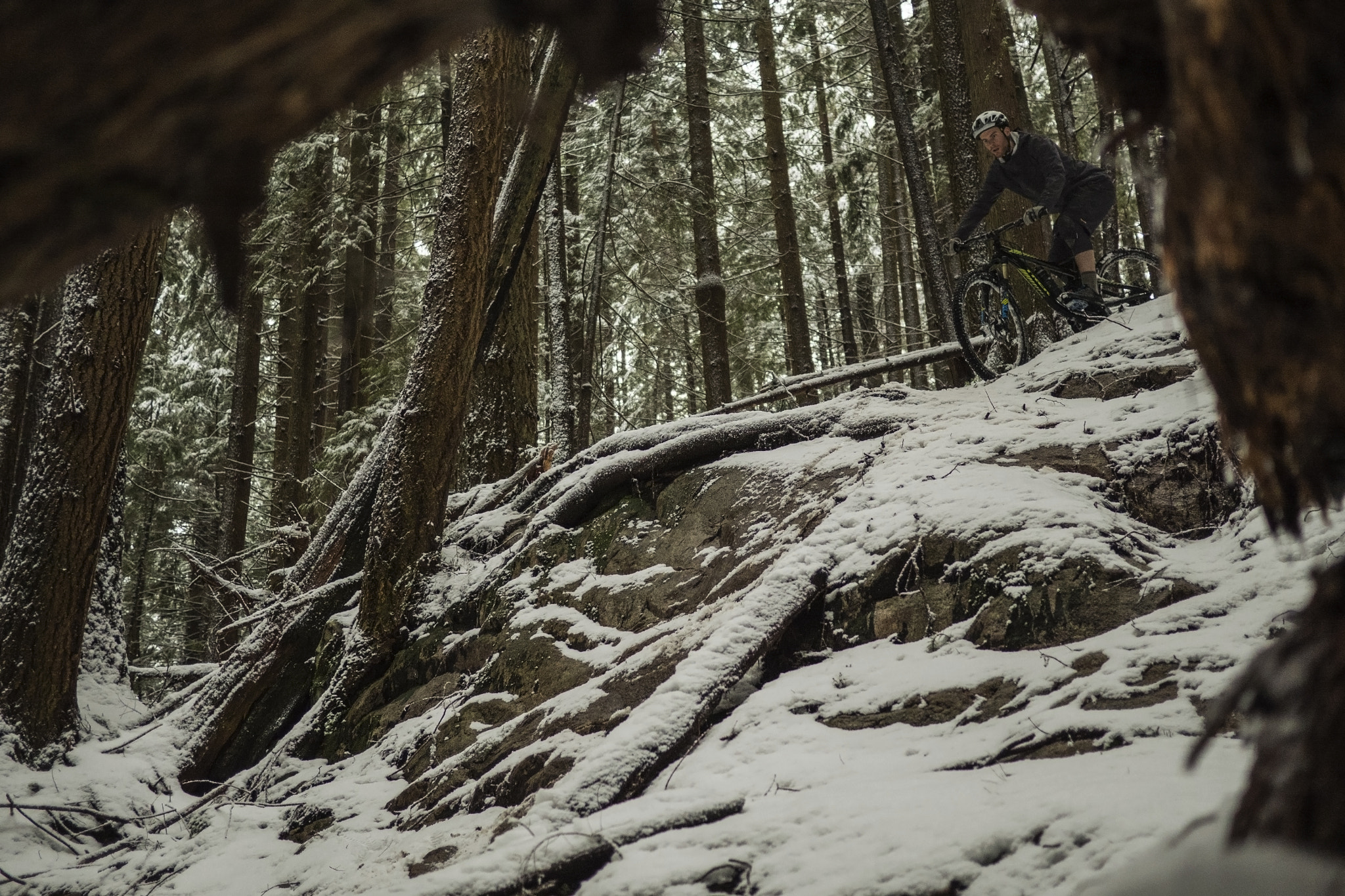 Olympus OM-D E-M5 II + Panasonic Lumix G 20mm F1.7 ASPH sample photo. Snow ride photography