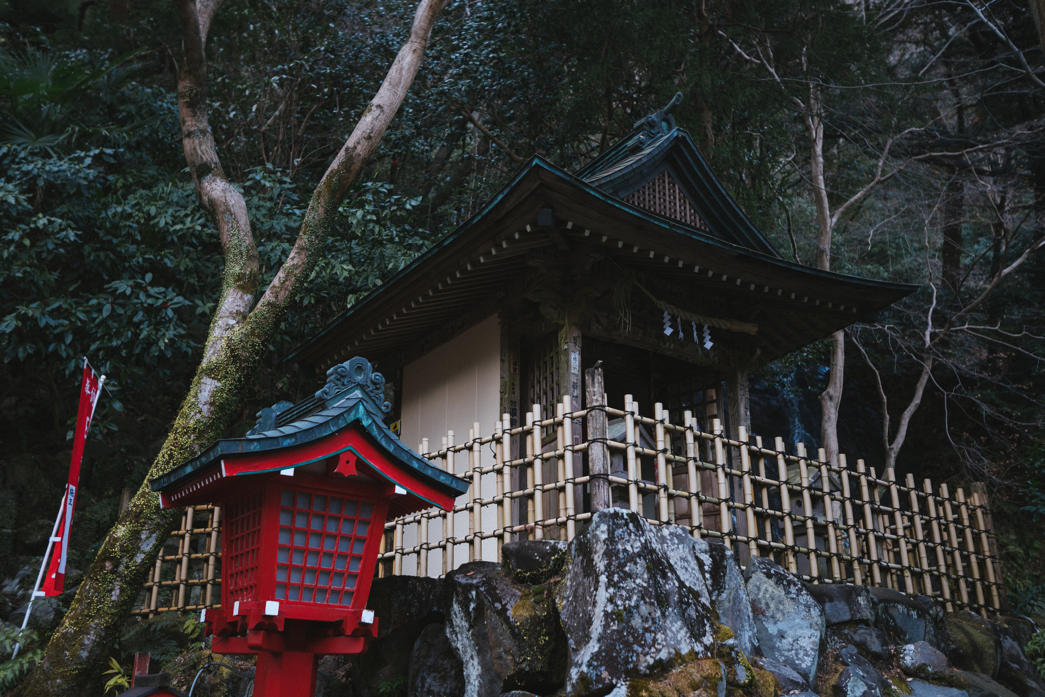 Sony a99 II + Sony Vario-Sonnar T* 16-35mm F2.8 ZA SSM II sample photo. 小神龛 photography