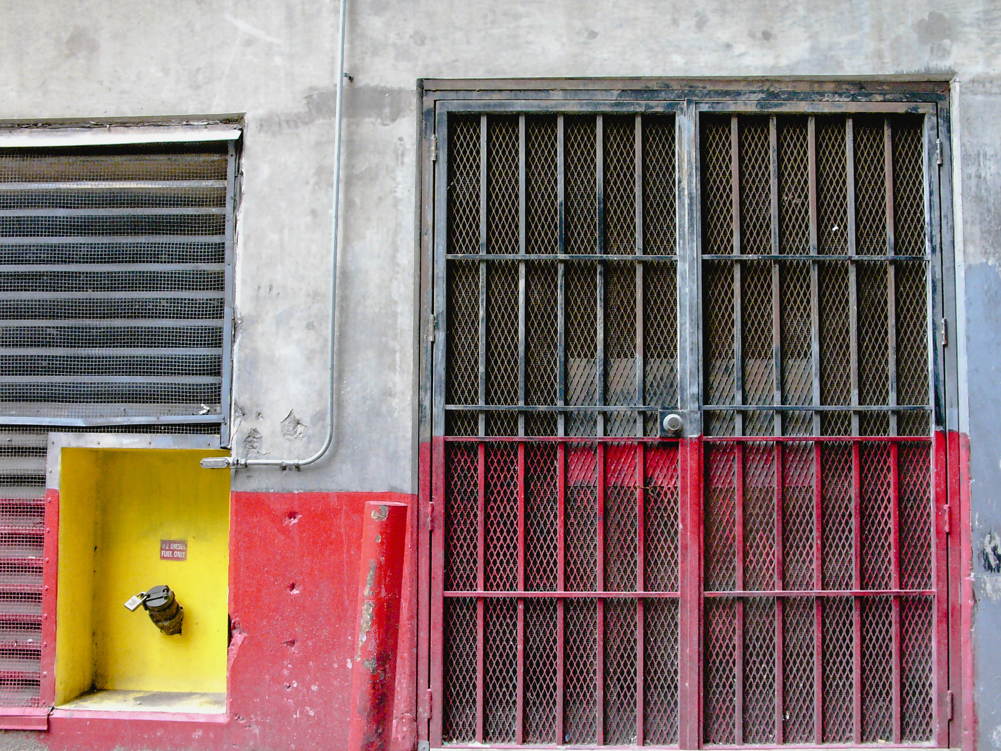 Leica DIGILUX 2 sample photo. Locked doors to where photography
