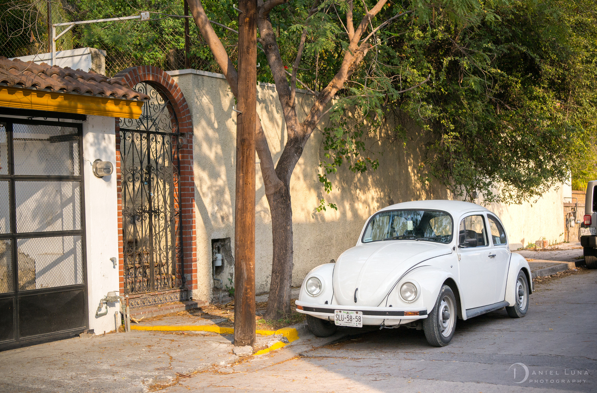 Samsung NX 20-50mm F3.5-5.6 ED sample photo. Volkswagen beetle in mexico photography