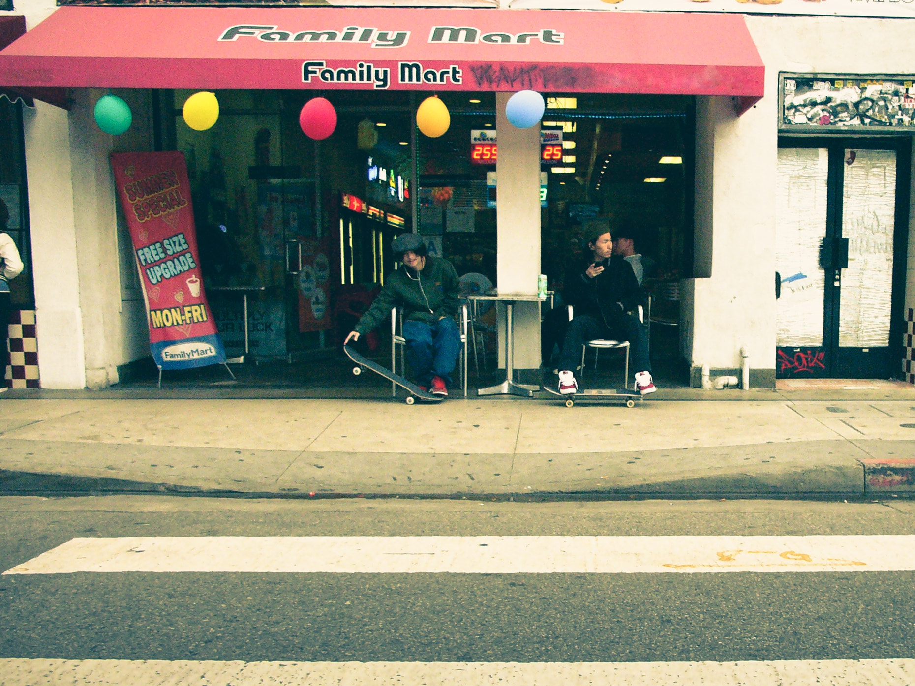 Leica DIGILUX 2 sample photo. Chilling at the mart photography