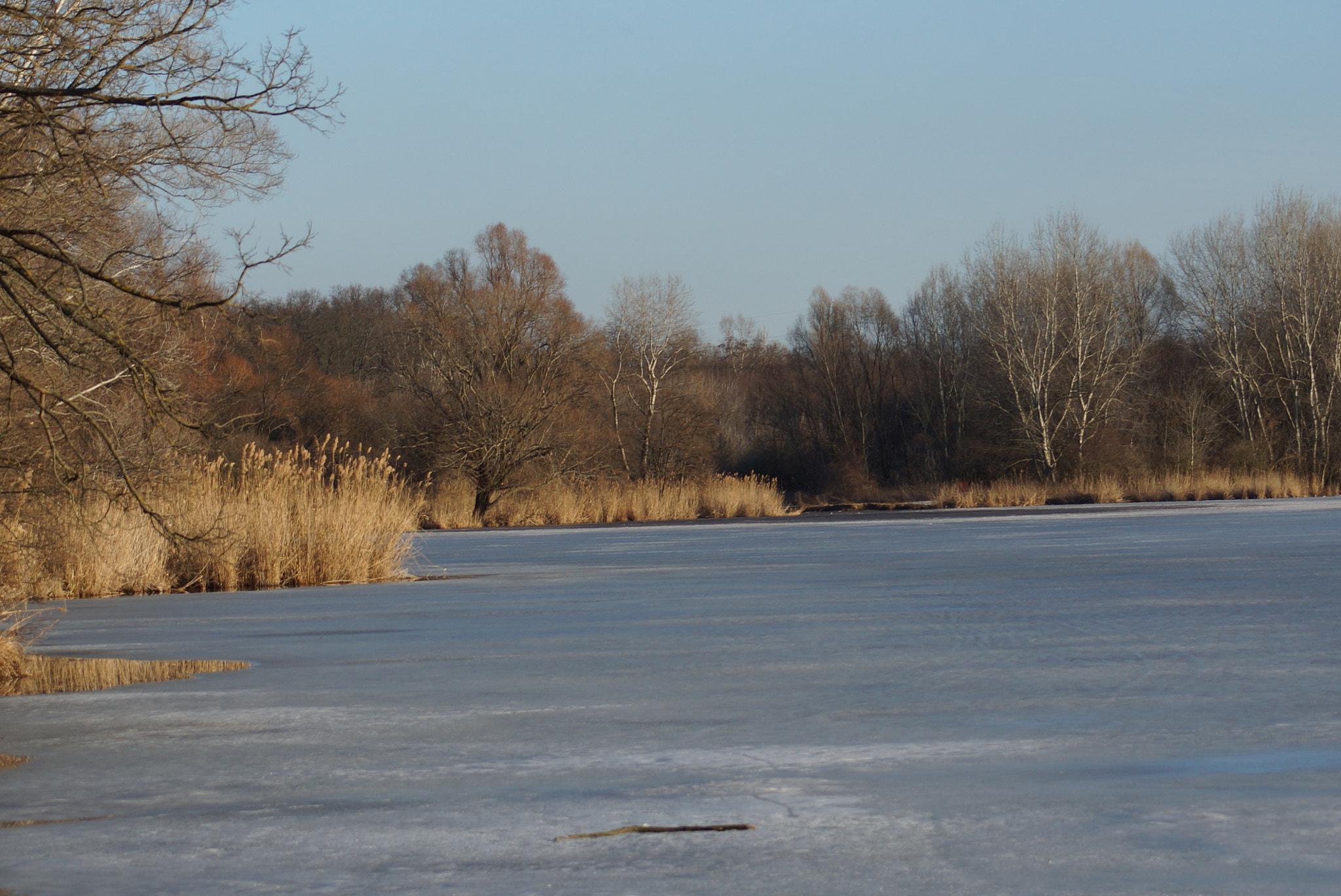 Sony SLT-A65 (SLT-A65V) + Minolta AF 70-210mm F4.5-5.6 [II] sample photo. Frozen lake  photography