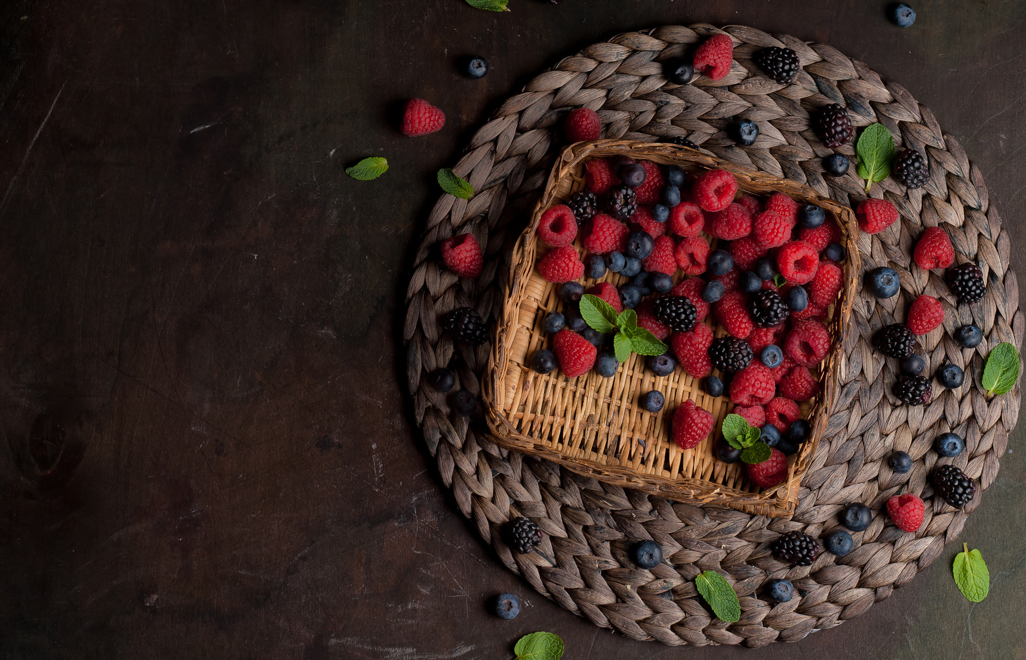 Nikon D200 + Nikon AF Nikkor 50mm F1.4D sample photo. Berries photography