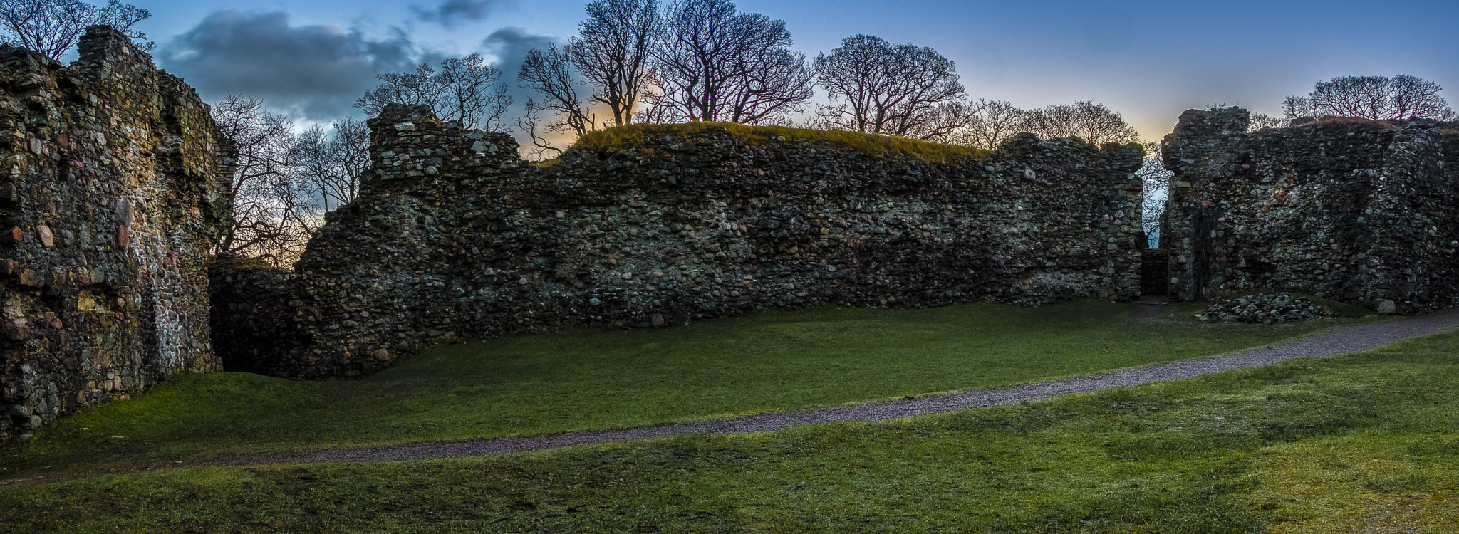 Canon EOS 70D + Canon EF-S 18-135mm F3.5-5.6 IS USM sample photo. Old inverlochy castle at sunrise photography