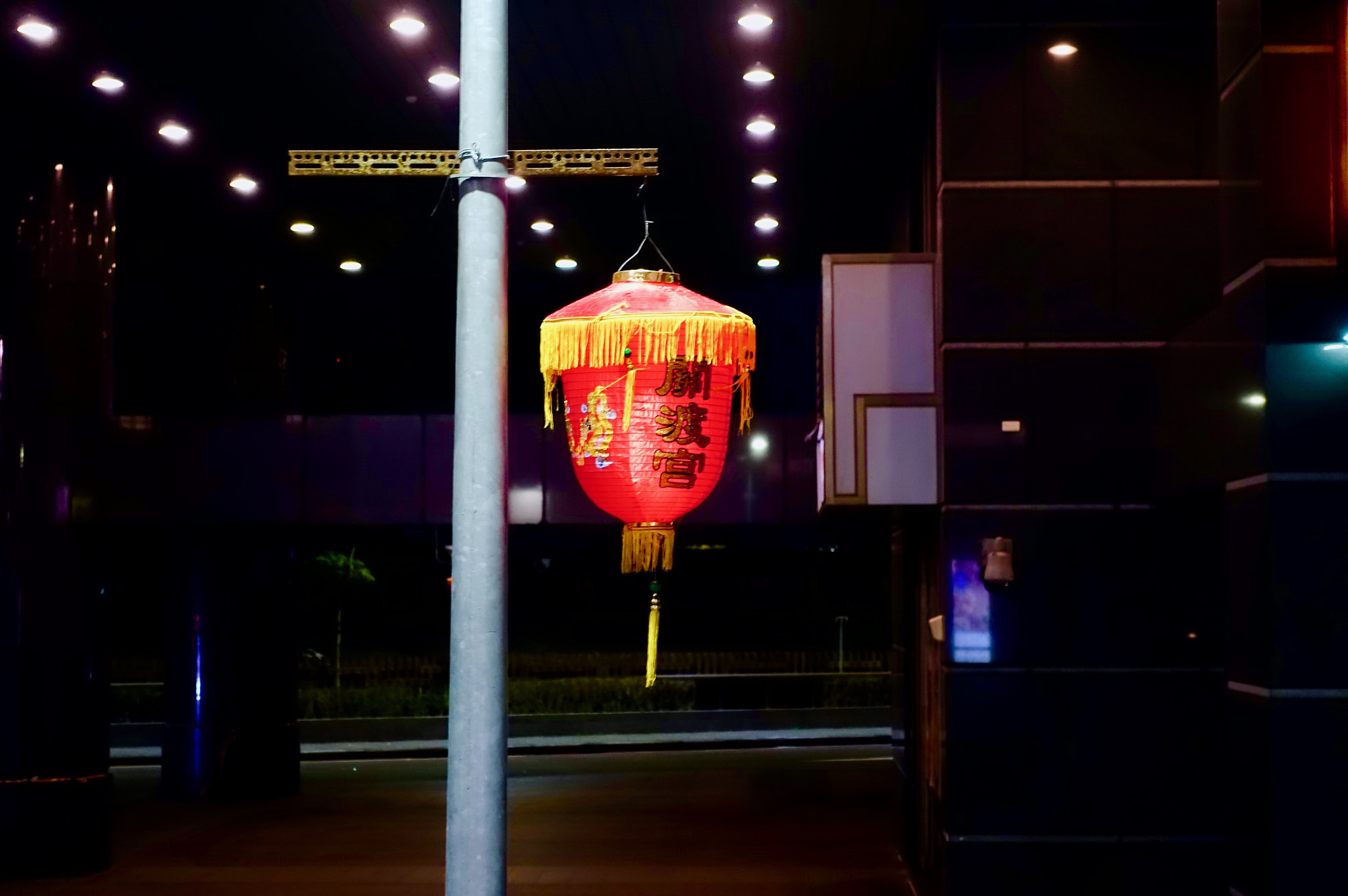 Sony DSC-RX100M5 + Sony 24-70mm F1.8-2.8 sample photo. Lantern of guandu temple at mrt station exit photography
