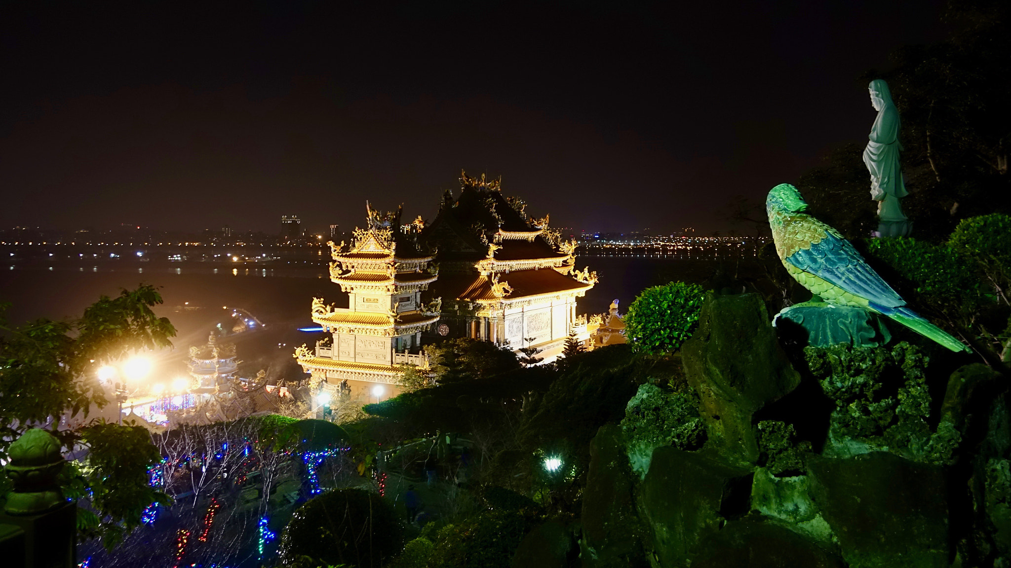 Sony DSC-RX100M5 + Sony 24-70mm F1.8-2.8 sample photo. Guandu temple 關渡宮 overseeing tamsui river photography